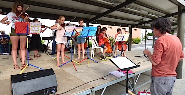 Olivier Van der Beken et les élèves du Centre culturel Anima.