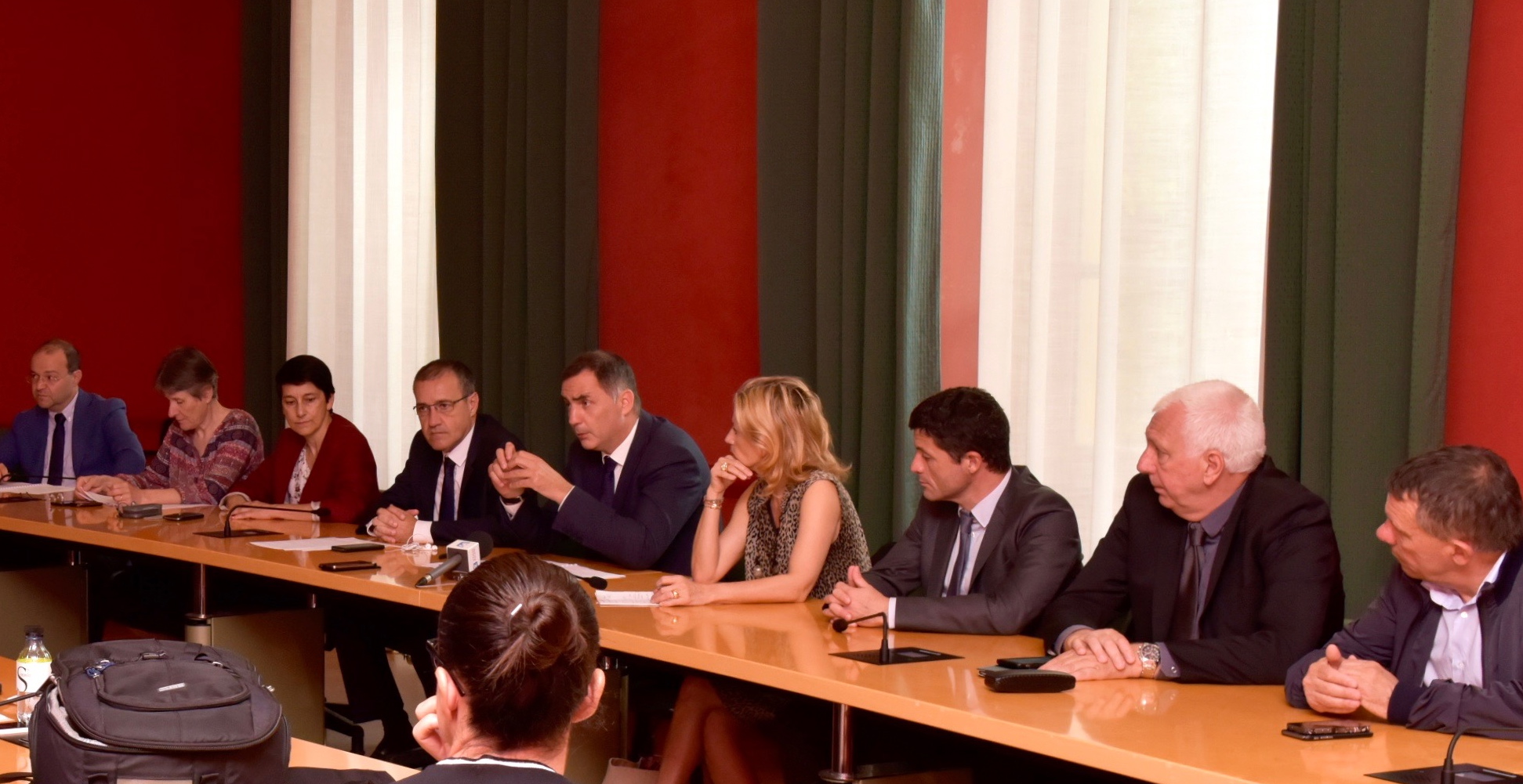 Le Conseil exécutif autour de son président et de celui de l'Assemblée de Corse.