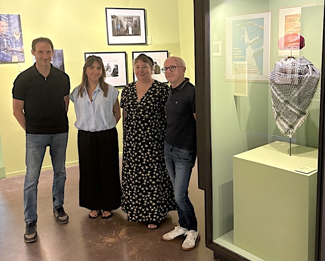Pasqua Castellani et Sylvain Gregori, entourant deux "petites mains" de l'expo : Angeline Rossini, régie d'œuvres et gestion de l'expo et Ariane Jurquet,r de la conservation et de la documentation au musée.