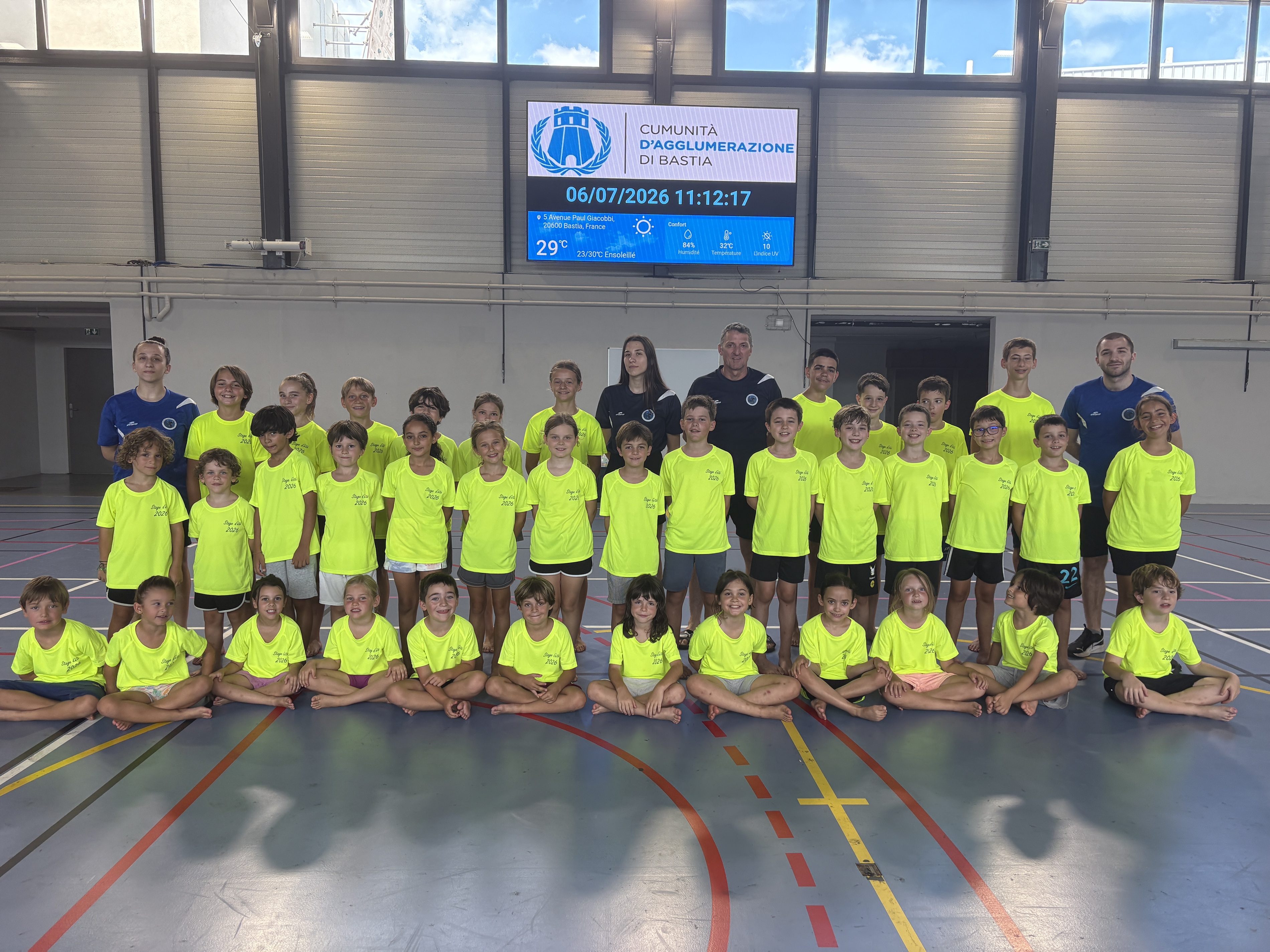 Francesca-Maria Franceschi et son coach Olivier Santarelli (au centre) lors d'un stage avec les jeunes pousses du club et leurs éducateurs.