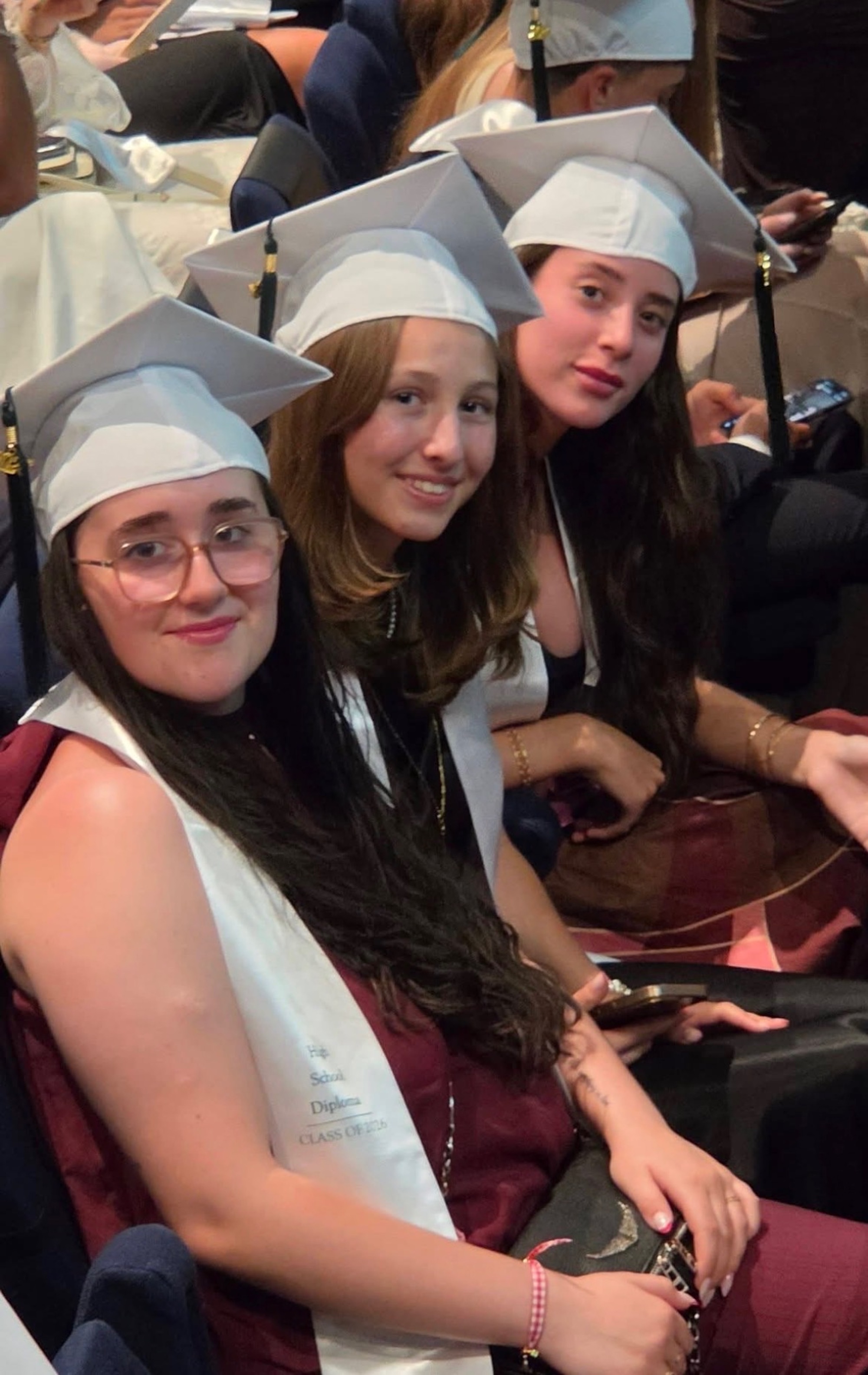 Trois des cinq jeunes filles diplômées hier soir (Photo : François Grimaldi d'Esdra)