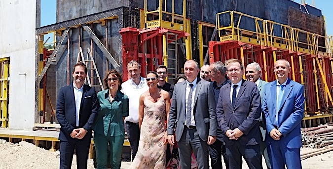 Au centre, le maire de Porto-Vecchio Jean-Christophe Angelini et le préfet de Corse, Eric Jalon, ont défendu le projet d'extension du port porto-vecchiais.