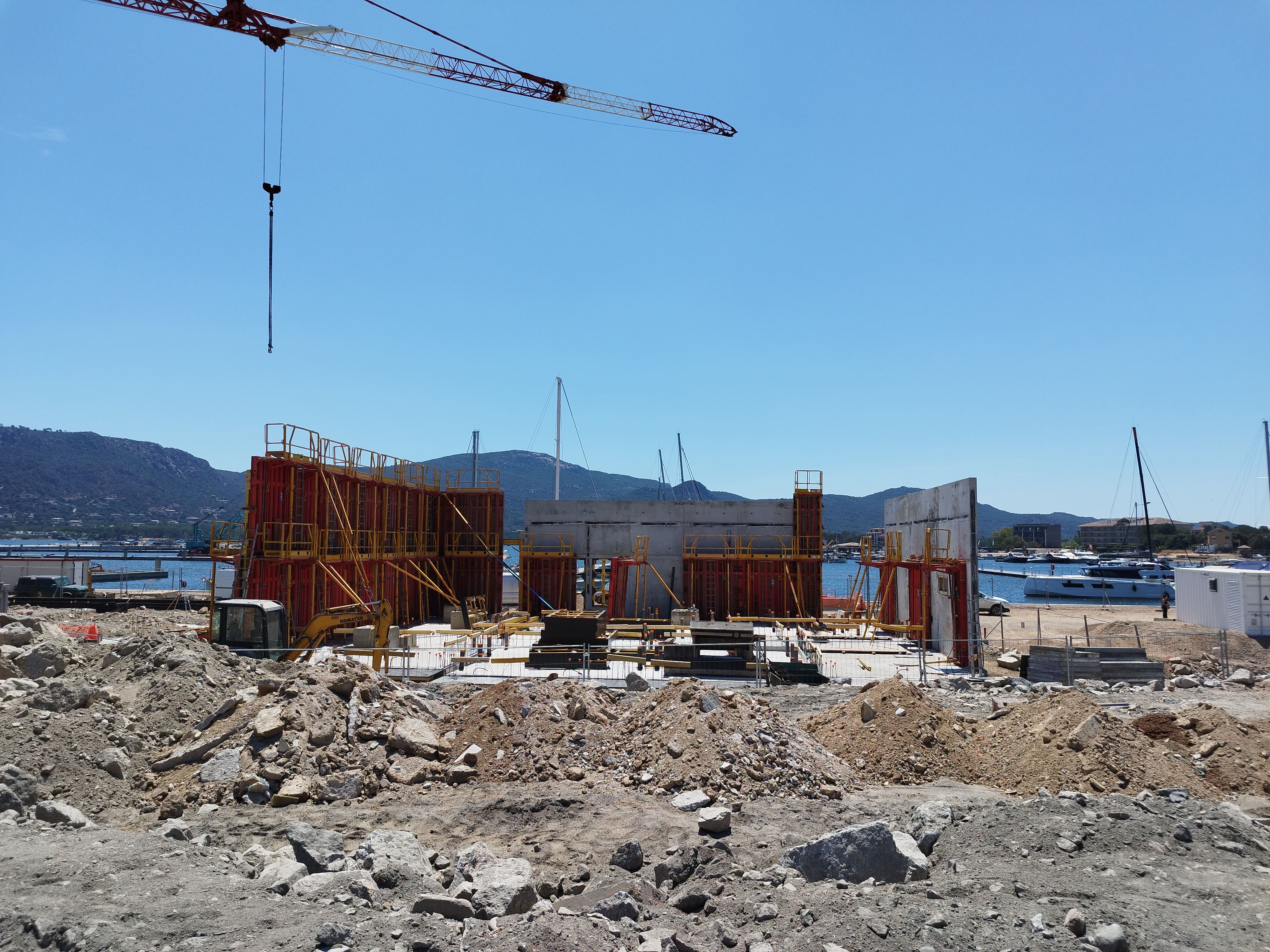Ce bâtiment en construction deviendra la maison des plaisanciers, qui formera un ensemble avec la capitainerie.