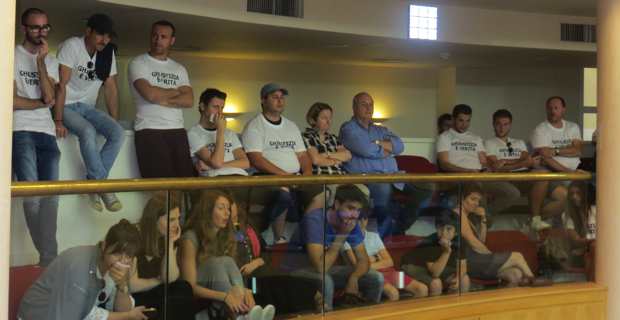 Une délégation du Collectif Ghjustizia E Verita présente dans les tribunes Visiteurs de l'Assemblée de Corse.