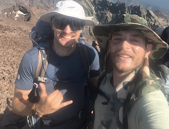 Florent et son ami sur le GR 20 : ils marchent pour soutenir les enfants atteints d'épilepsie