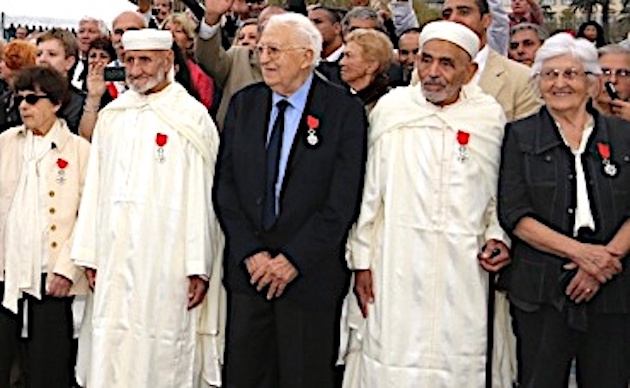 Le 4 octobre 2013, à Bastia, sur la place Saint Nicolas pour le 70ème anniversaire de la Libération de la Corse Léo a été décoré dans l'Ordre de la Légion d'Honneur par François Hollande président de la République.