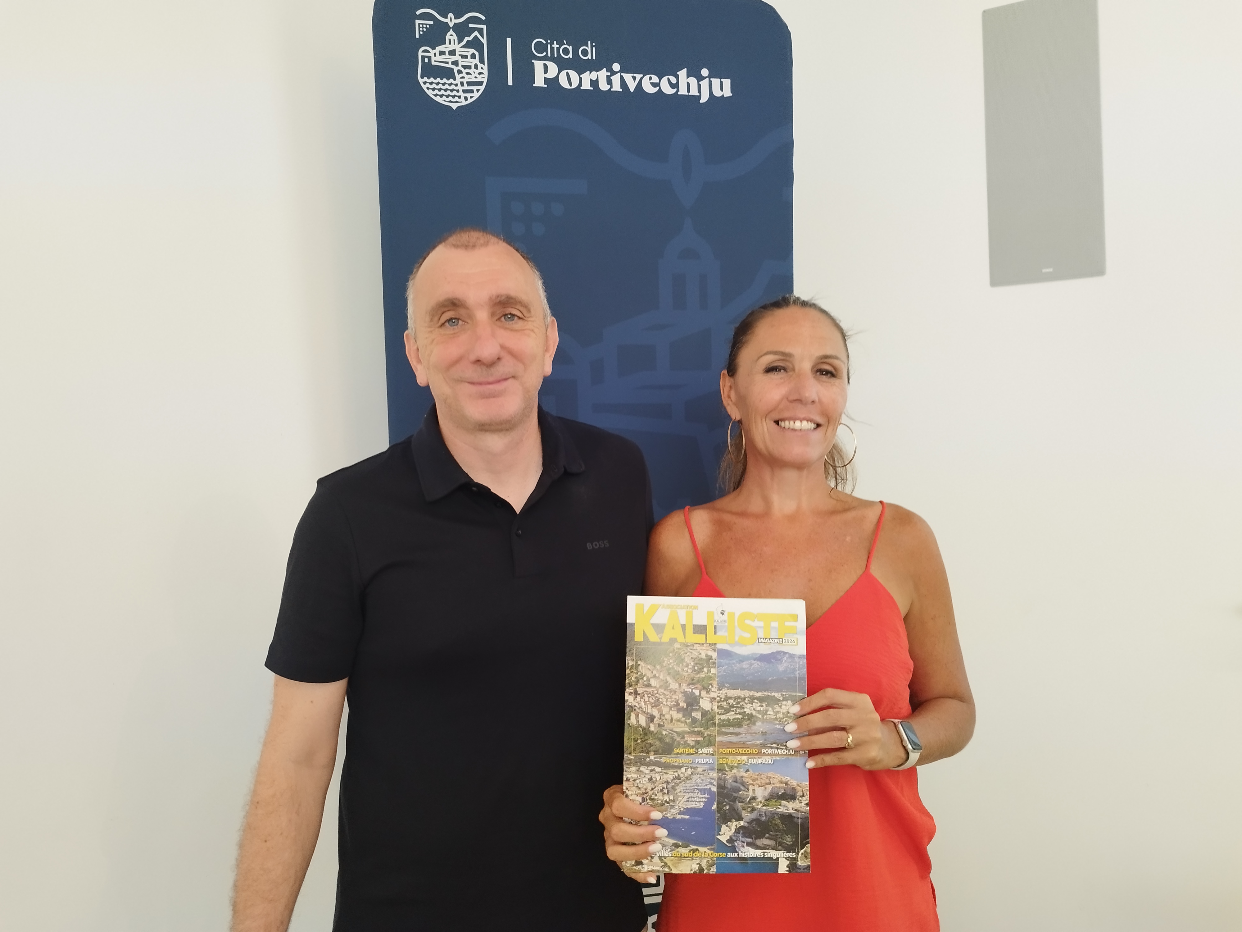 Audrey Cermolacce, présidente du comité rédactionnel de l'association Kalliste, a été reçue à Porto-Vecchio par le maire Jean-Christophe Angelini ce samedi 25 juillet, afin de présenter le nouveau numéro du magazine.