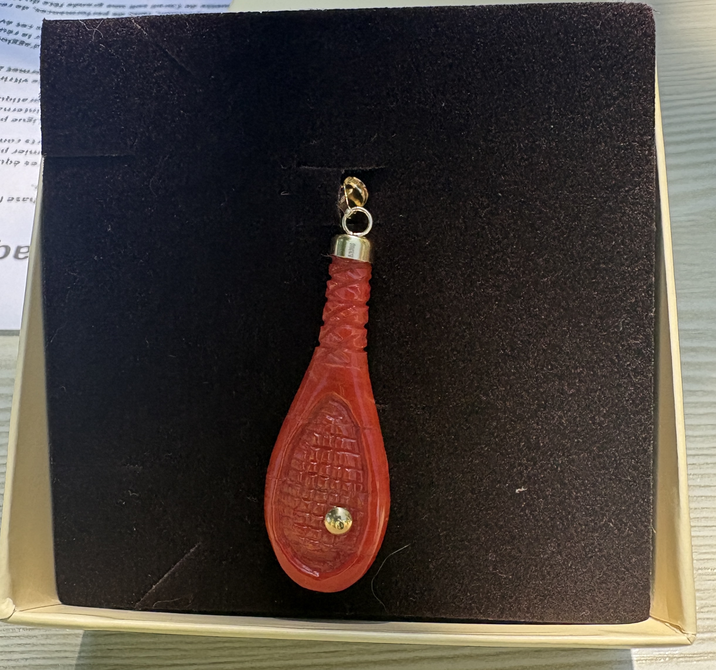 Outre la coupe, les lauréates recevront ce joli pendentif en ... corail.