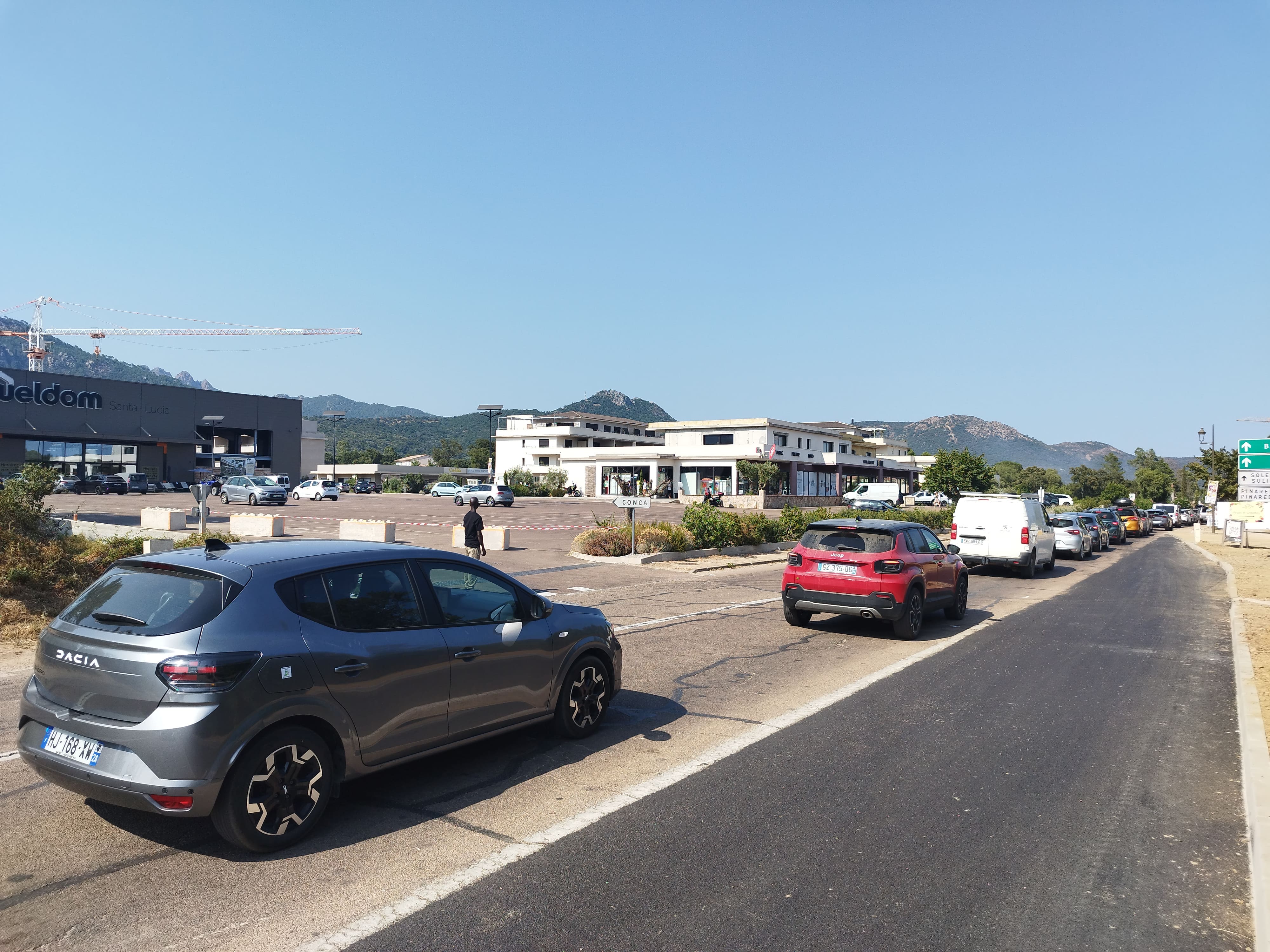 Au mois d'août, une moyenne de 15 900 véhicules par jour empruntent la T10 à Sainte-Lucie de Porto-Vecchio, occasionnant des bouchons dans les deux sens.