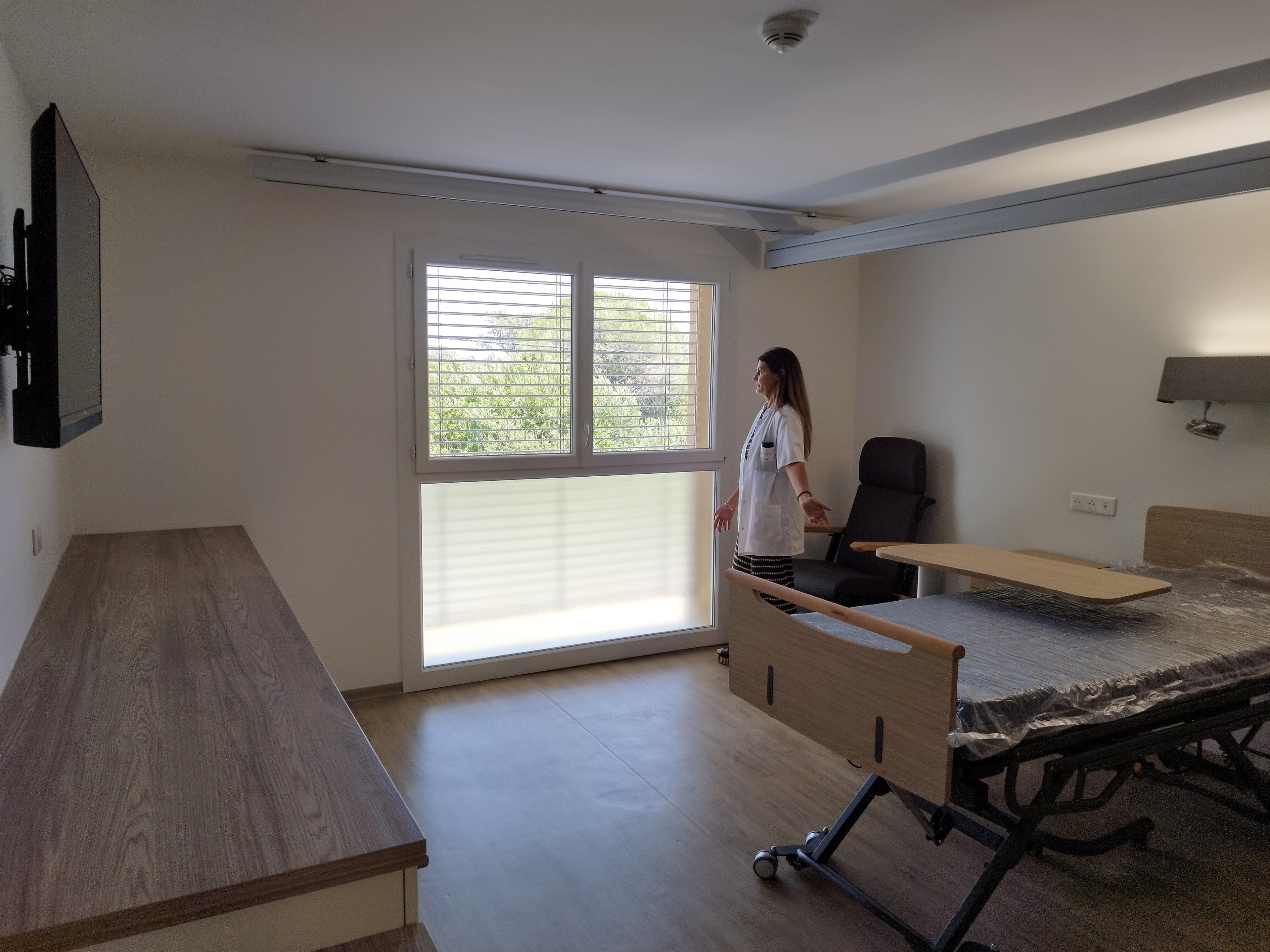 Katy Lemor, la cadre de santé, nous a ouvert les portes de l'une des chambres rénovées de ce nouvel EHPAD, spacieuses et fonctionnelles.