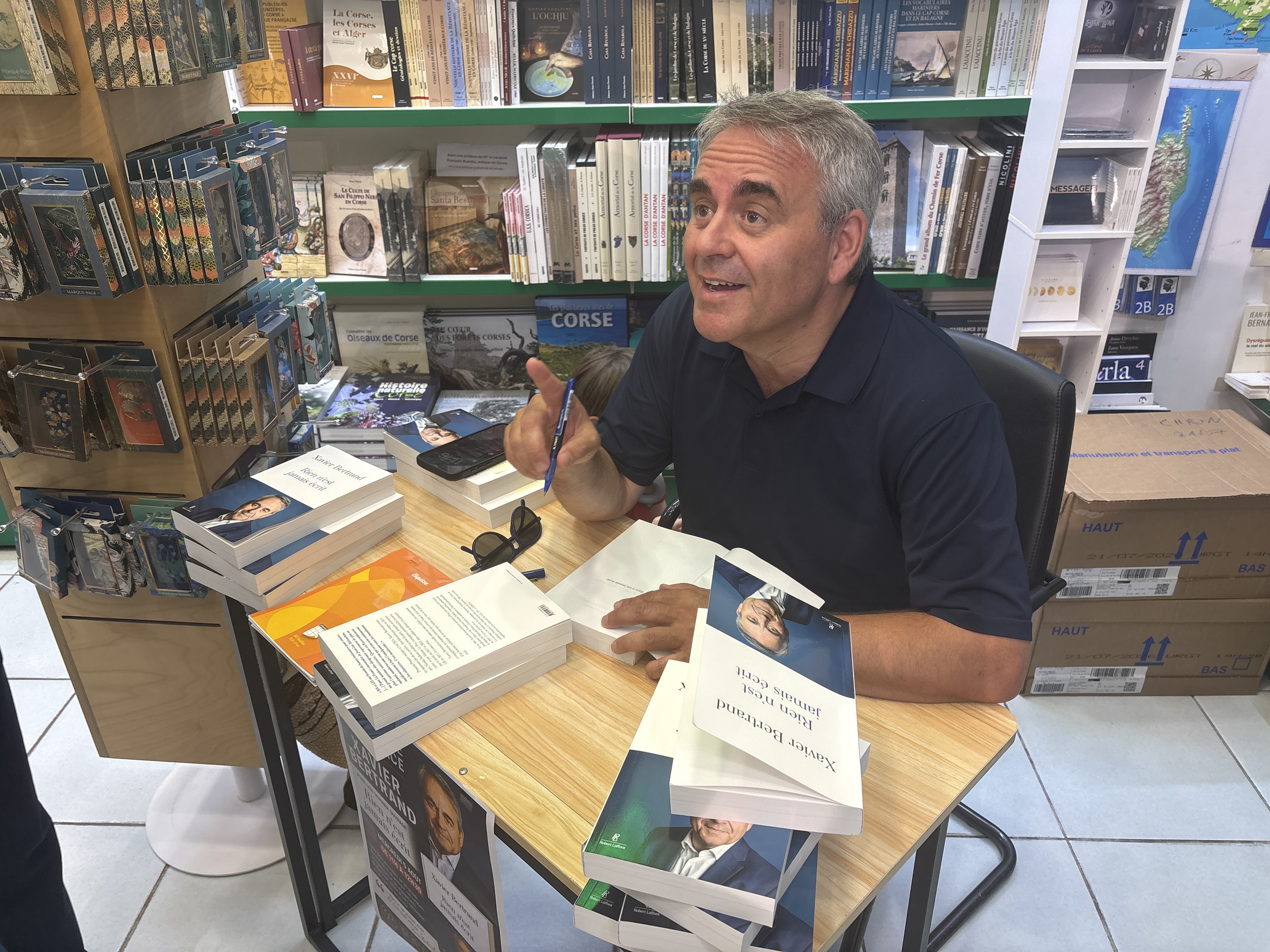 Xavier Bertrand lors de sa séance de dédicaces à la librairie Papi à Bastia.