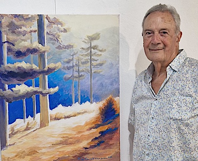 François de Casabianca devant ses toiles à la galerie Noir et Blanc, une « genèse écologique du paysage. »