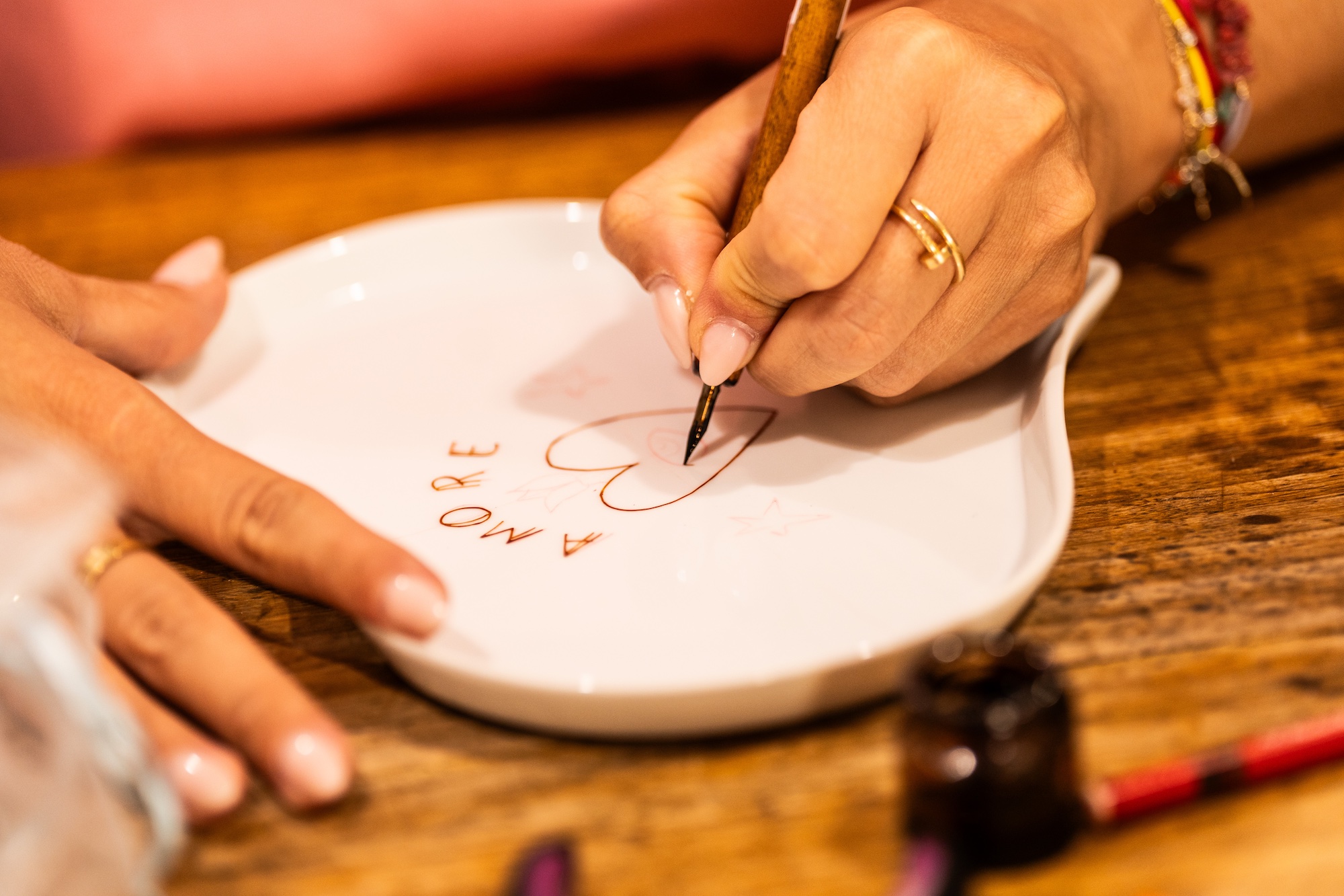 Dans son atelier ajaccien, Aurélie Giovanetti met la Corse en porcelaine