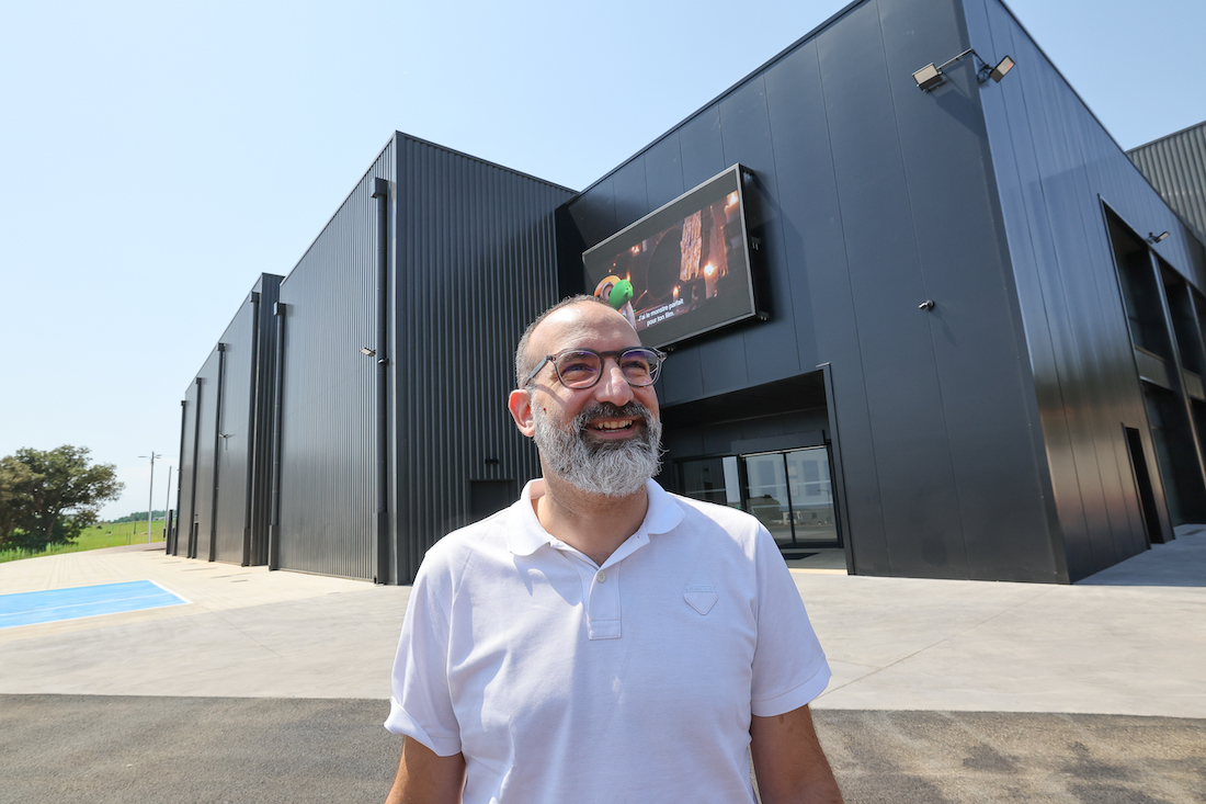 Daniel Benedittini devant "Le Cube"
