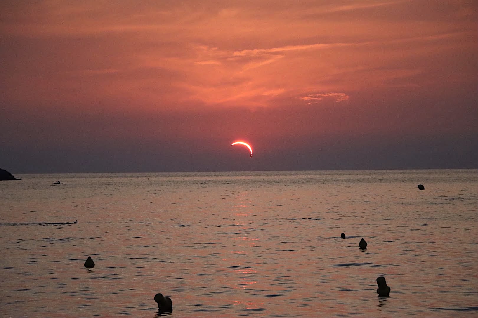 A Lozari, on apprécié l'éclipse solaire sans sortir de l'eau (M P)