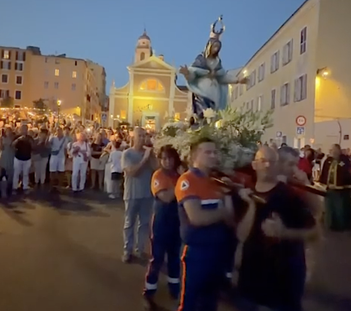 À Ajaccio, la Vierge Marie portée en procession à la veille de l’Assomption