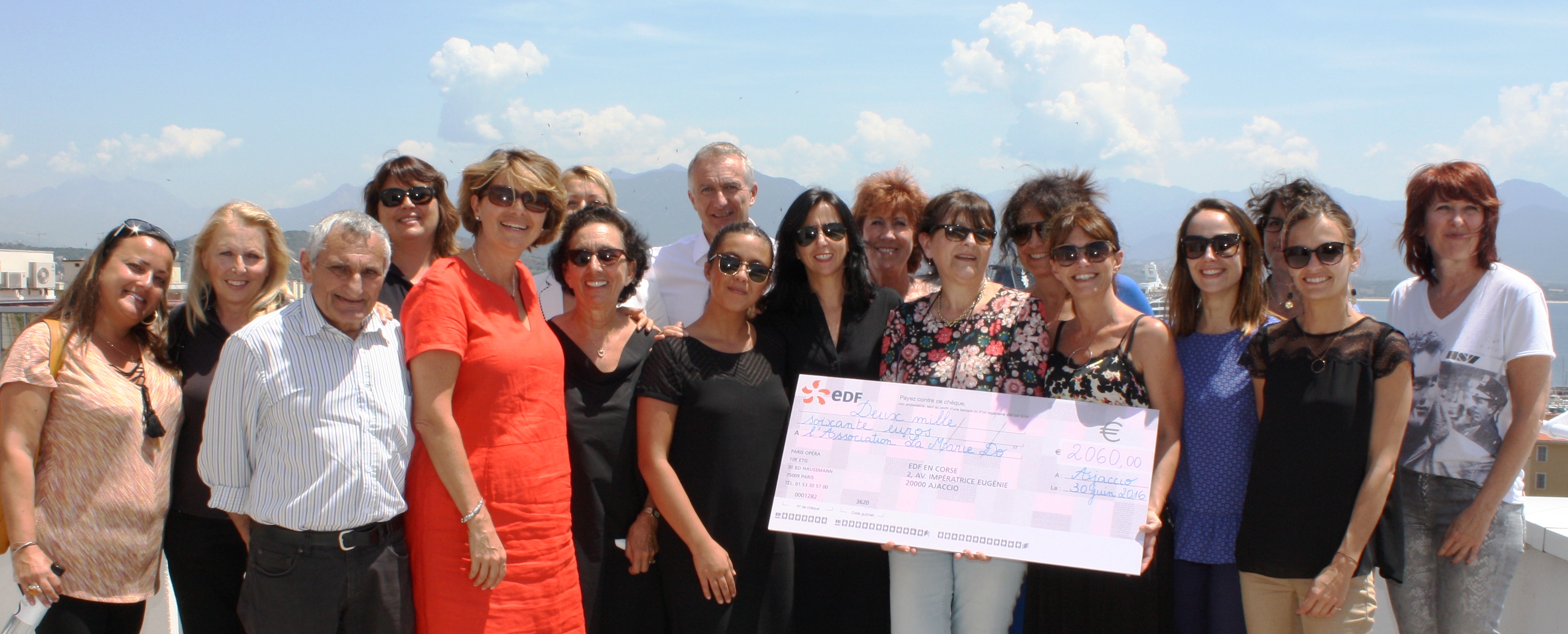 Sa Présidente Catherine Riera, les membres de l’association La Marie Do et la famille de Marie-Dominique Versini reçoivent le don – chèque de 2060 euros – de la part de Patrick Bressot, Directeur régional d’EDF et de l’équipe des Ressources Humaines sur le toit-terrasse du Centre de Corse, avenue Impératrice Eugénie à Ajaccio.