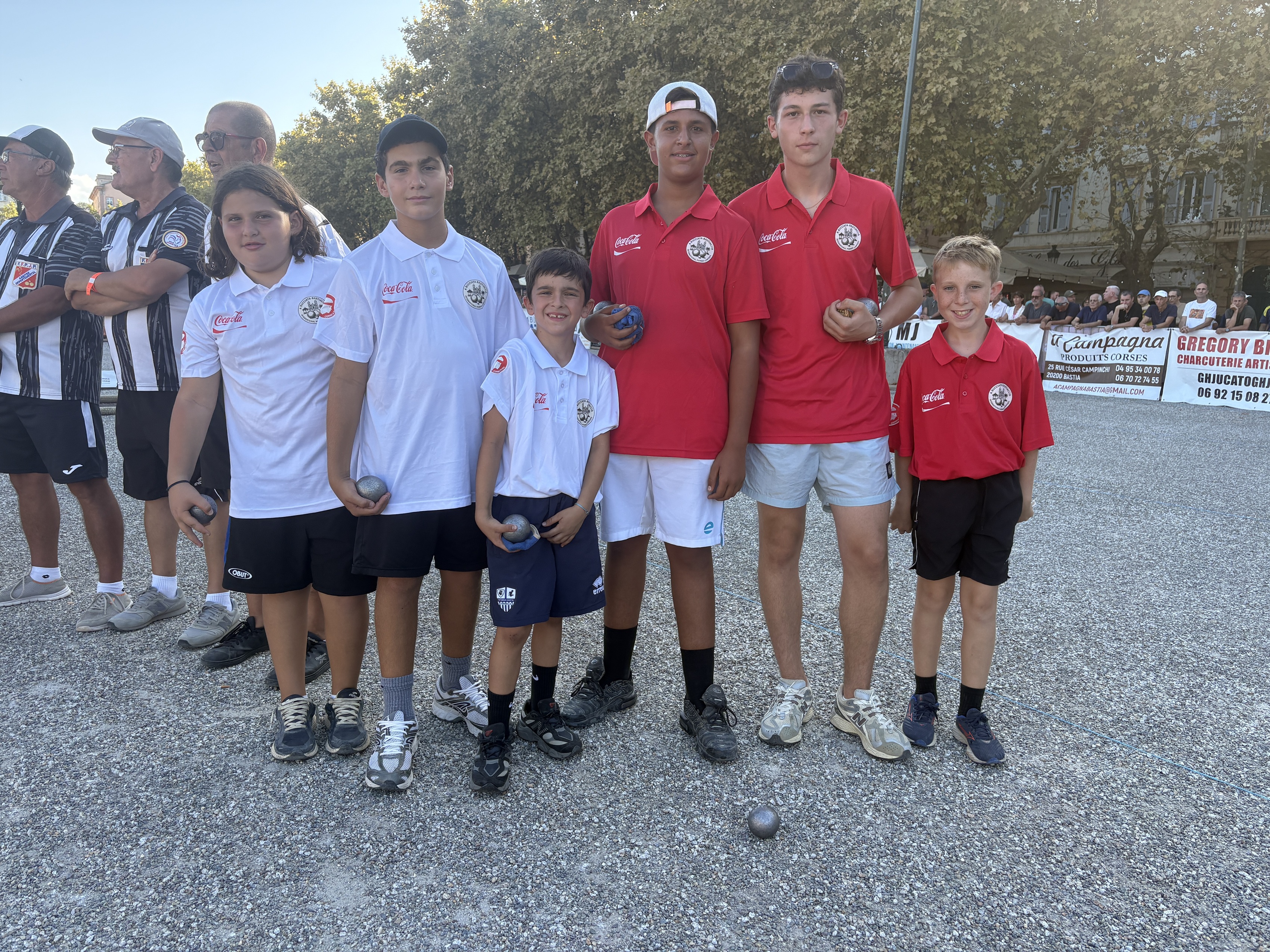 Dans le concours adolescents la triplette Nathan Alzerra, Marcu-Maria Froli et Thelio Haute-Cœur (en rouge) a dominé la triplette du club de pétanque de l’Arinella : Baptiste Idaz, Jean-Joseph Cogorno, Nathan Andreoli (en blanc)
