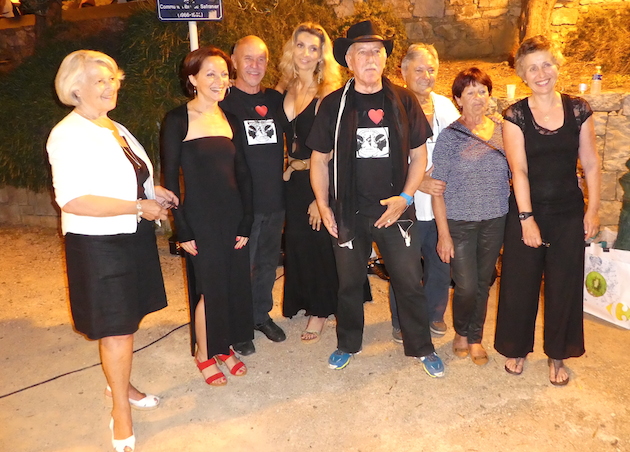 Antibes : I Canti Novi di l'Unione Corsa régalent la place du Safranier