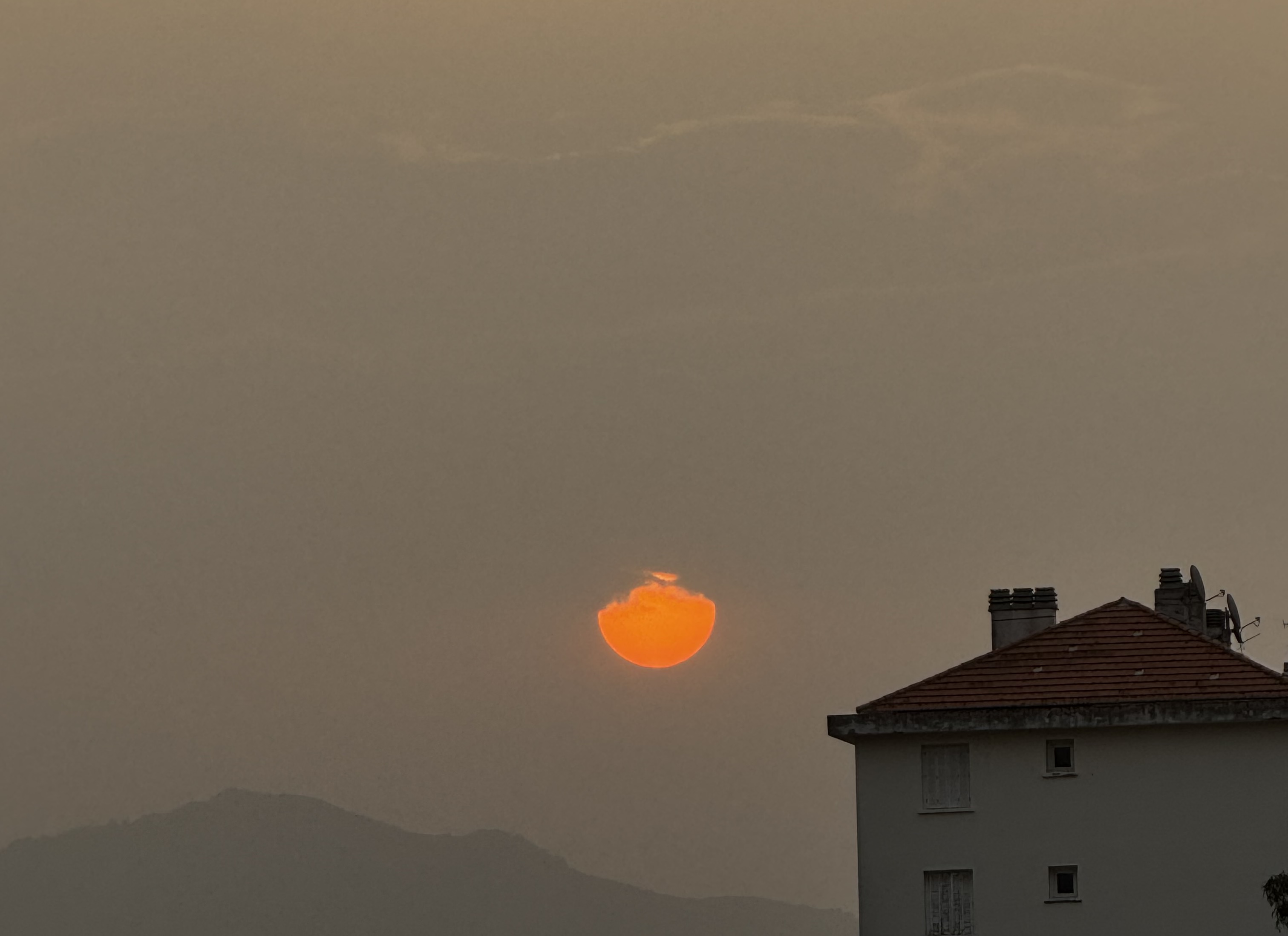 Les poussières désertiques continuent de dégrader la qualité de l’air en Corse ce vendredi