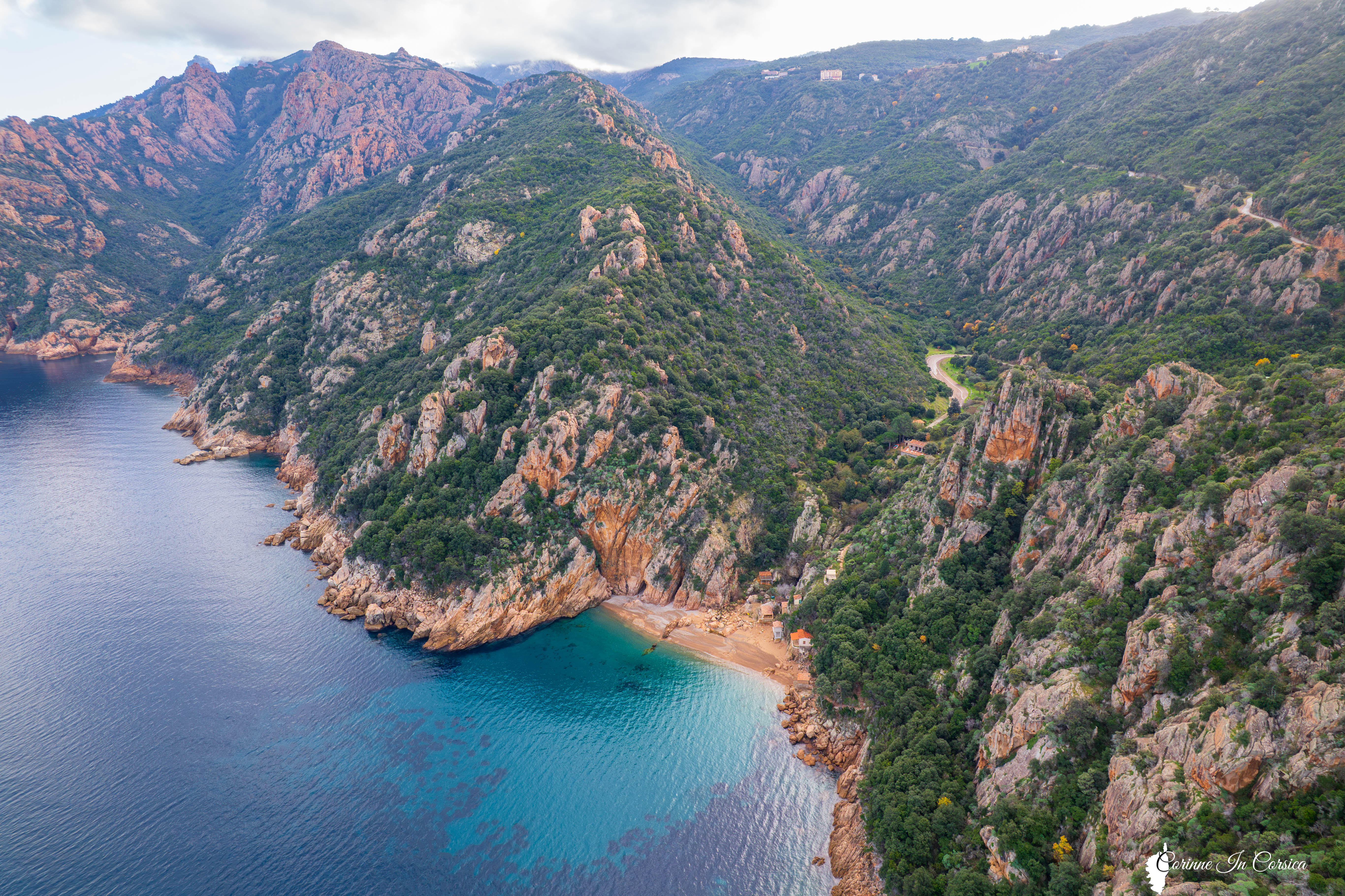 A màghjina - Ficaghjola, un ghjuvellu trà e petre rosse è u mare