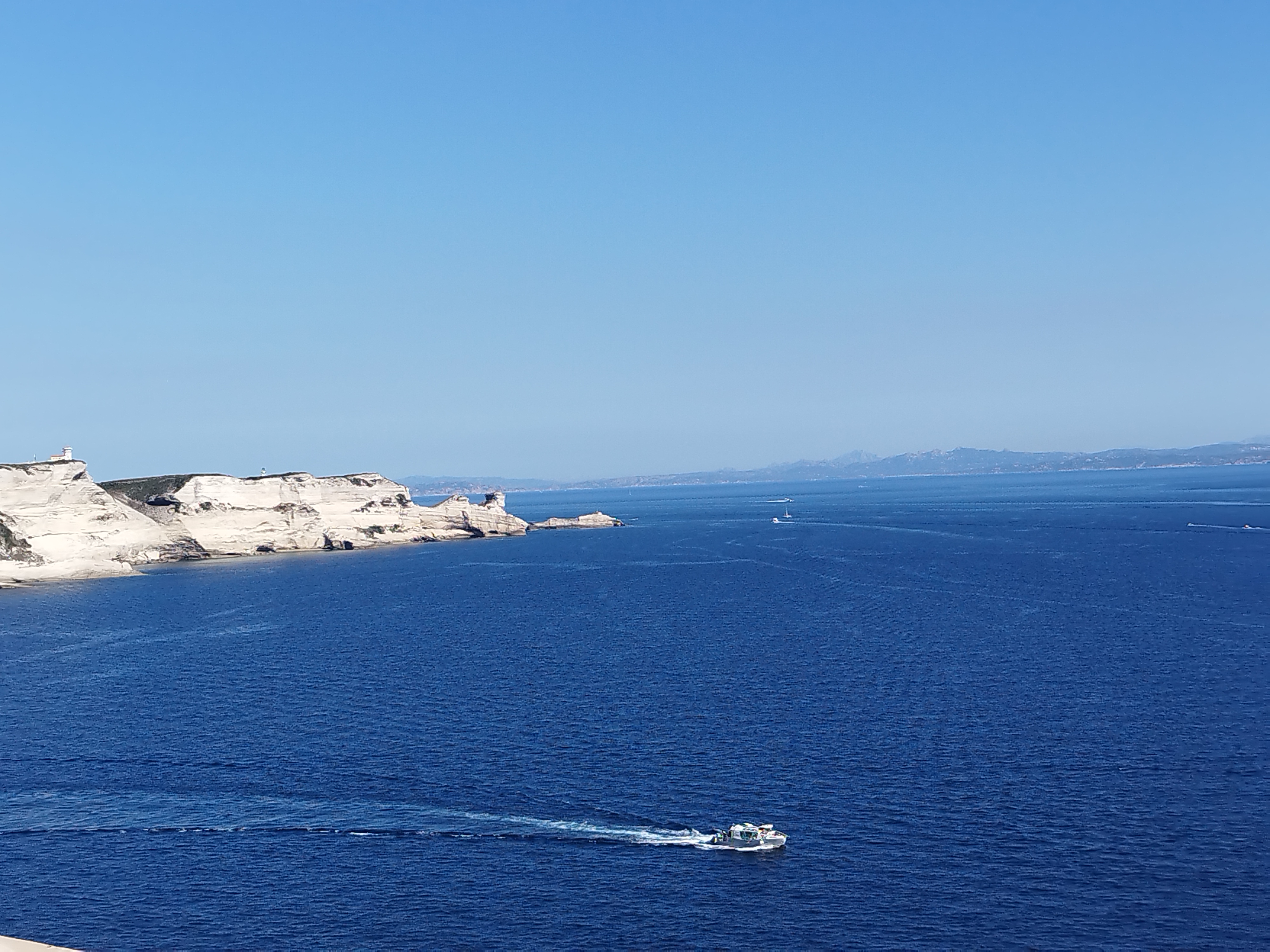 Ces deux projets d'éoliennes sont localisés dans les eaux territoriales italiennes, au large d'Olbia, à au moins 57 kilomètres des falaises bonifaciennes.