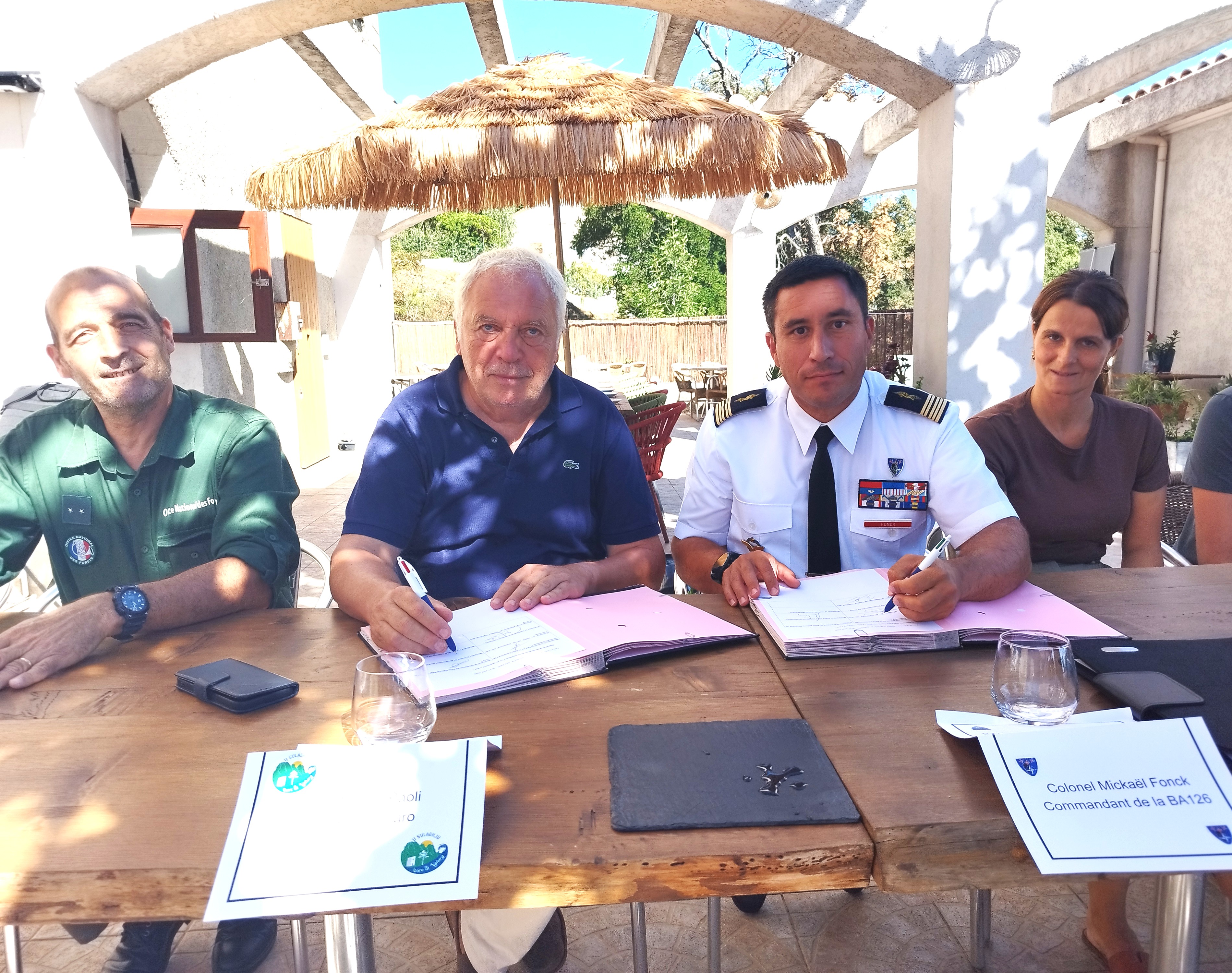 De gauche à droite : Pierre Vellutini, directeur territorial de l'ONF ; Guy Moulin-Paoli, maire de Solaro ; Mickaël Fonck, commandant de la base aérienne de Ventiseri-Solenzara ; Gladys Comiti, responsable du programme de conservation des mouflons corses au Parc naturel.