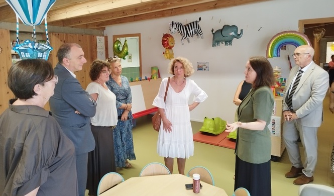 Nathalie Mons (au centre) a visité l'école maternelle de Pifano, ce mardi après-midi à Porto-Vecchio.