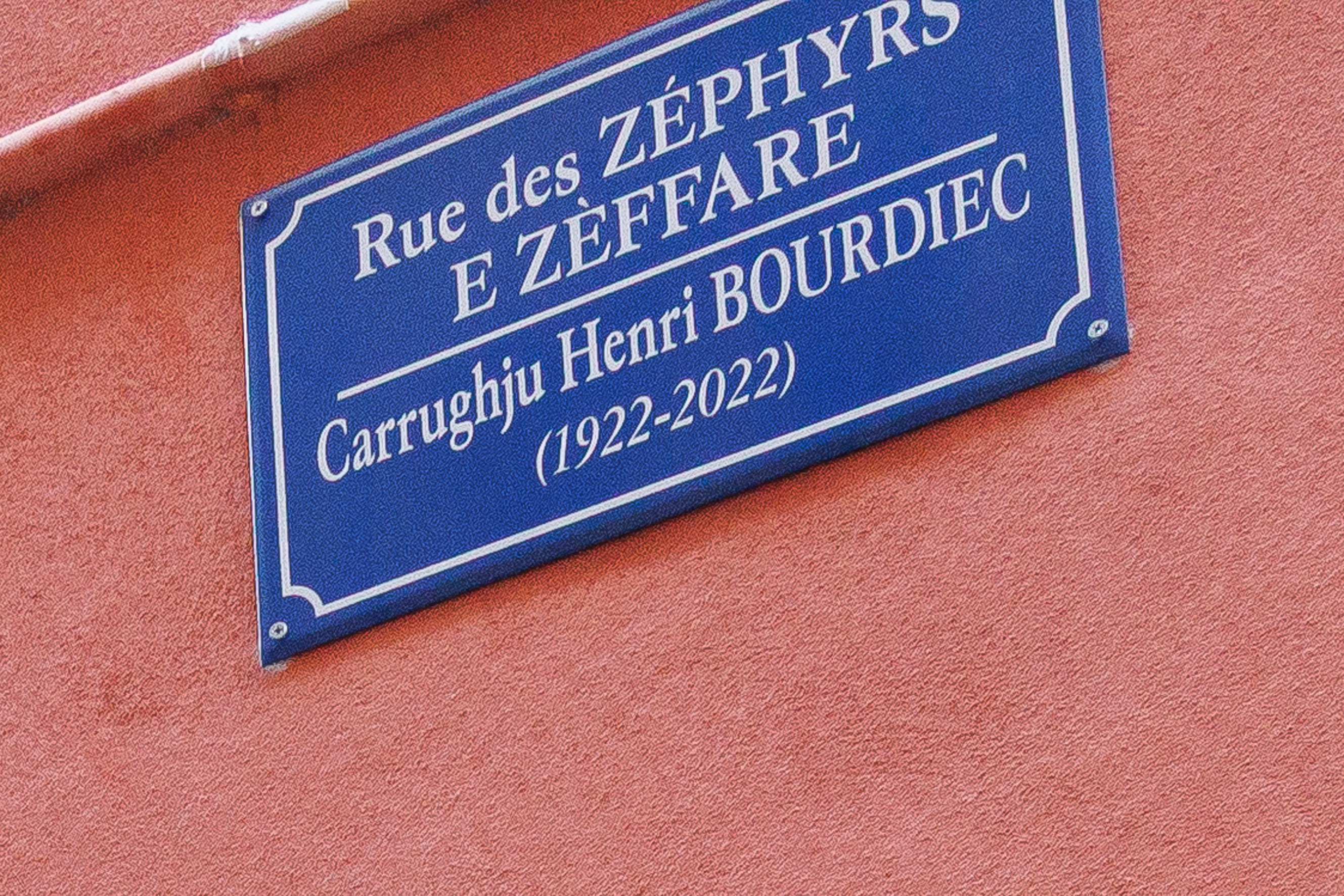 À Bastia, la rue des Zéphyrs devient « E Zèffare - Carrughju Henri Bourdiec »