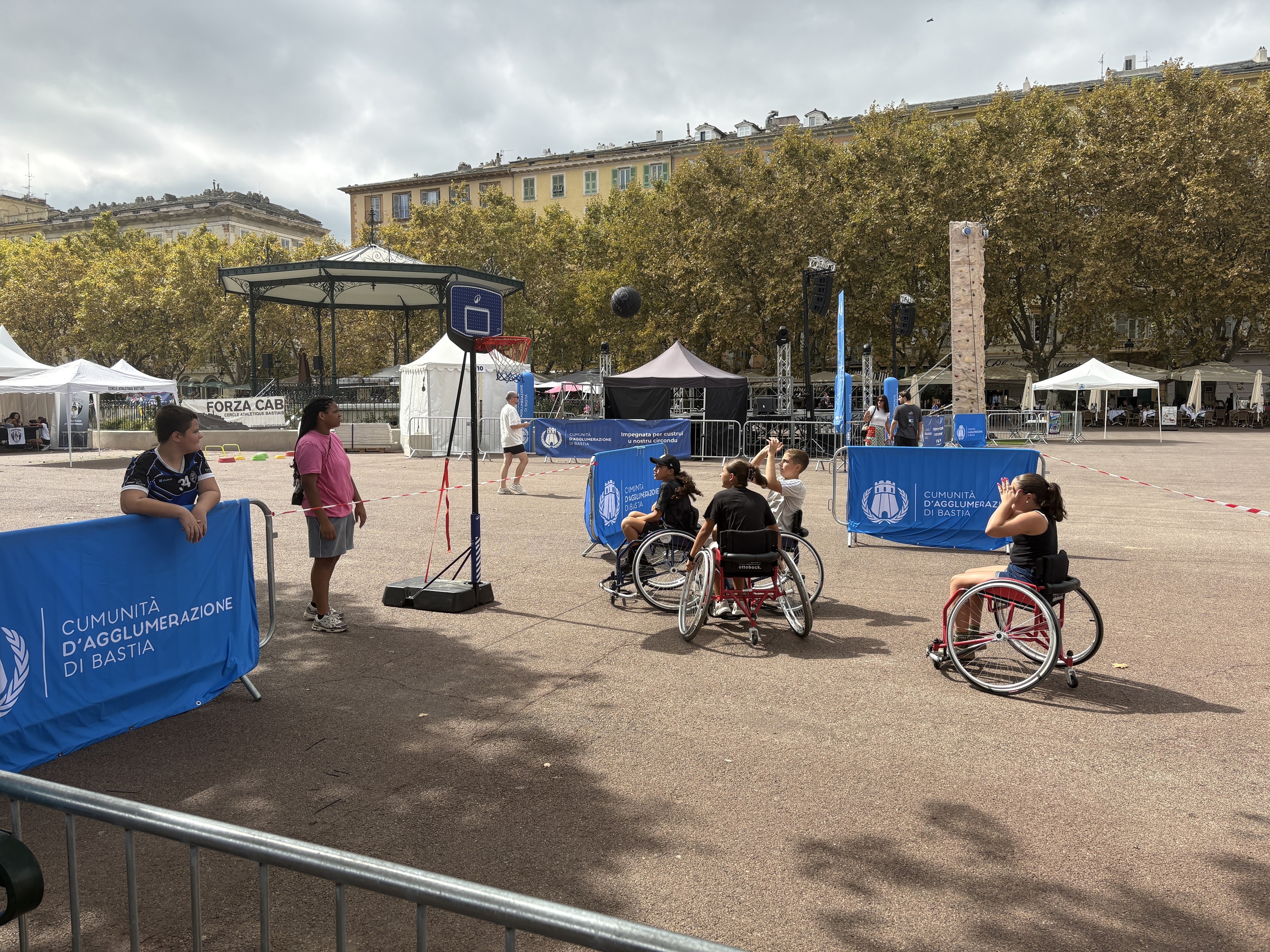 Démonstration et initiation au basket-fauteuil avec le l'APF France handicap