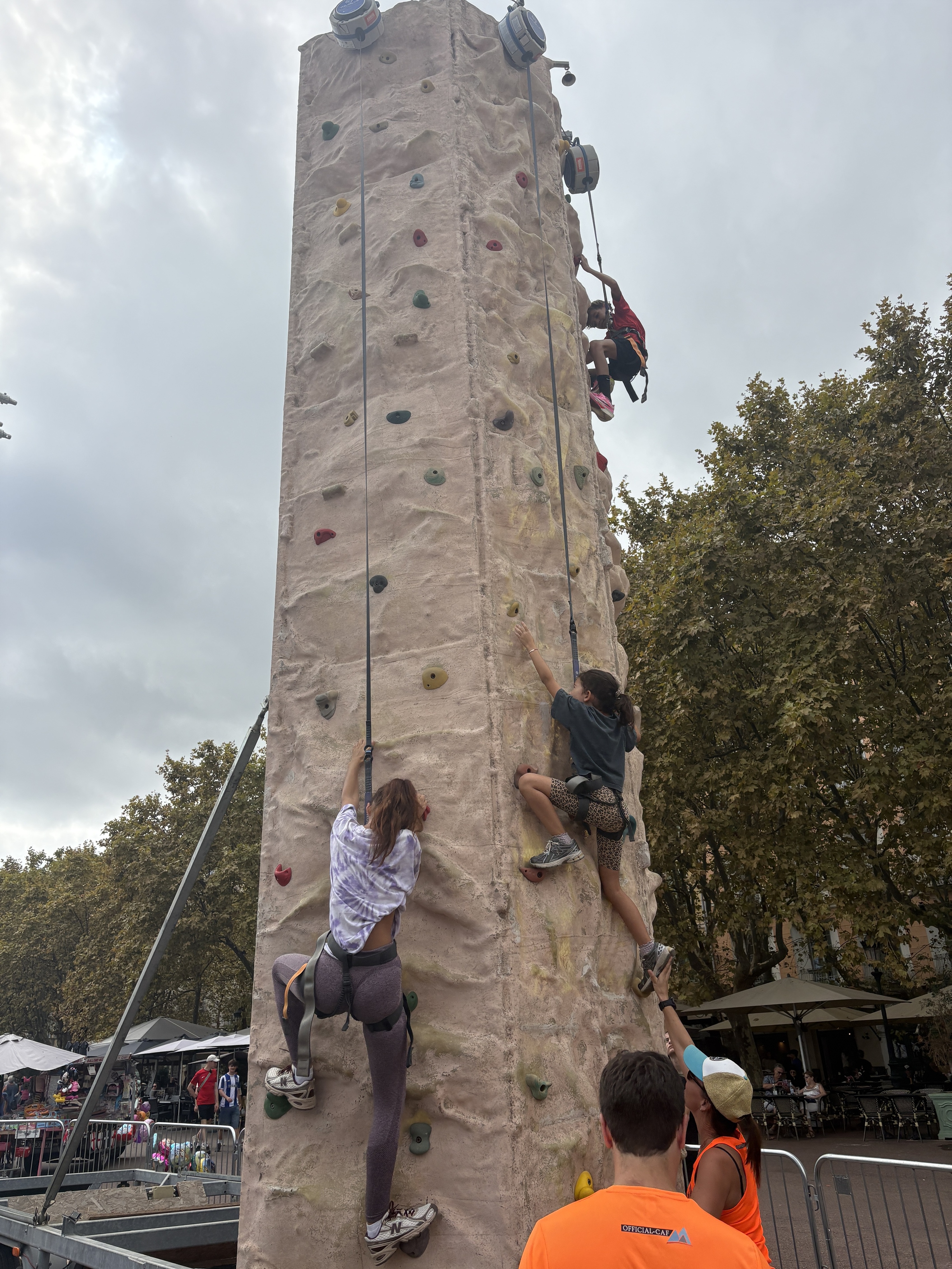 Gros succès pour le mur d'escalacde animé par le Club Alpin
