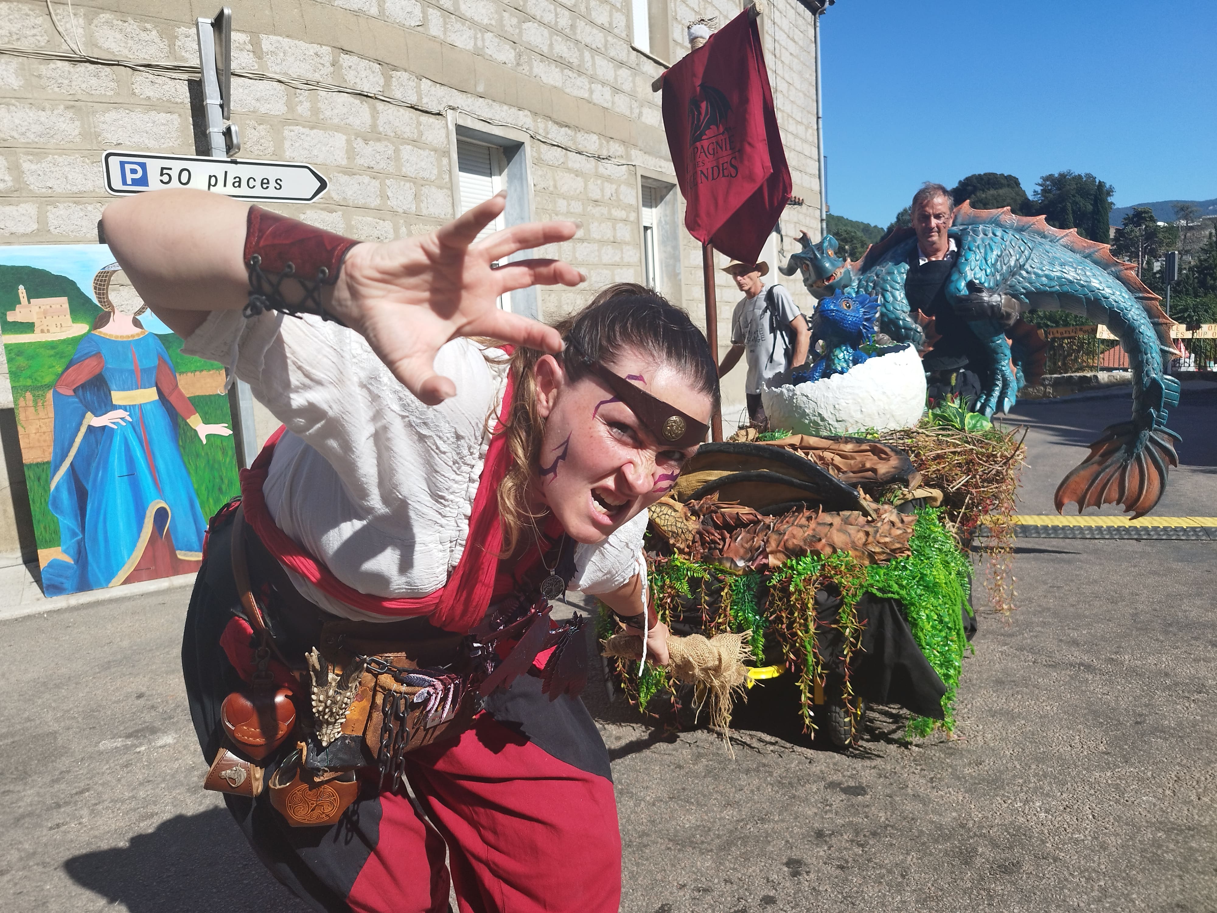 La Compagnie des légendes a animé le village avec un spectacle de rue axé sur l'univers des dragons.