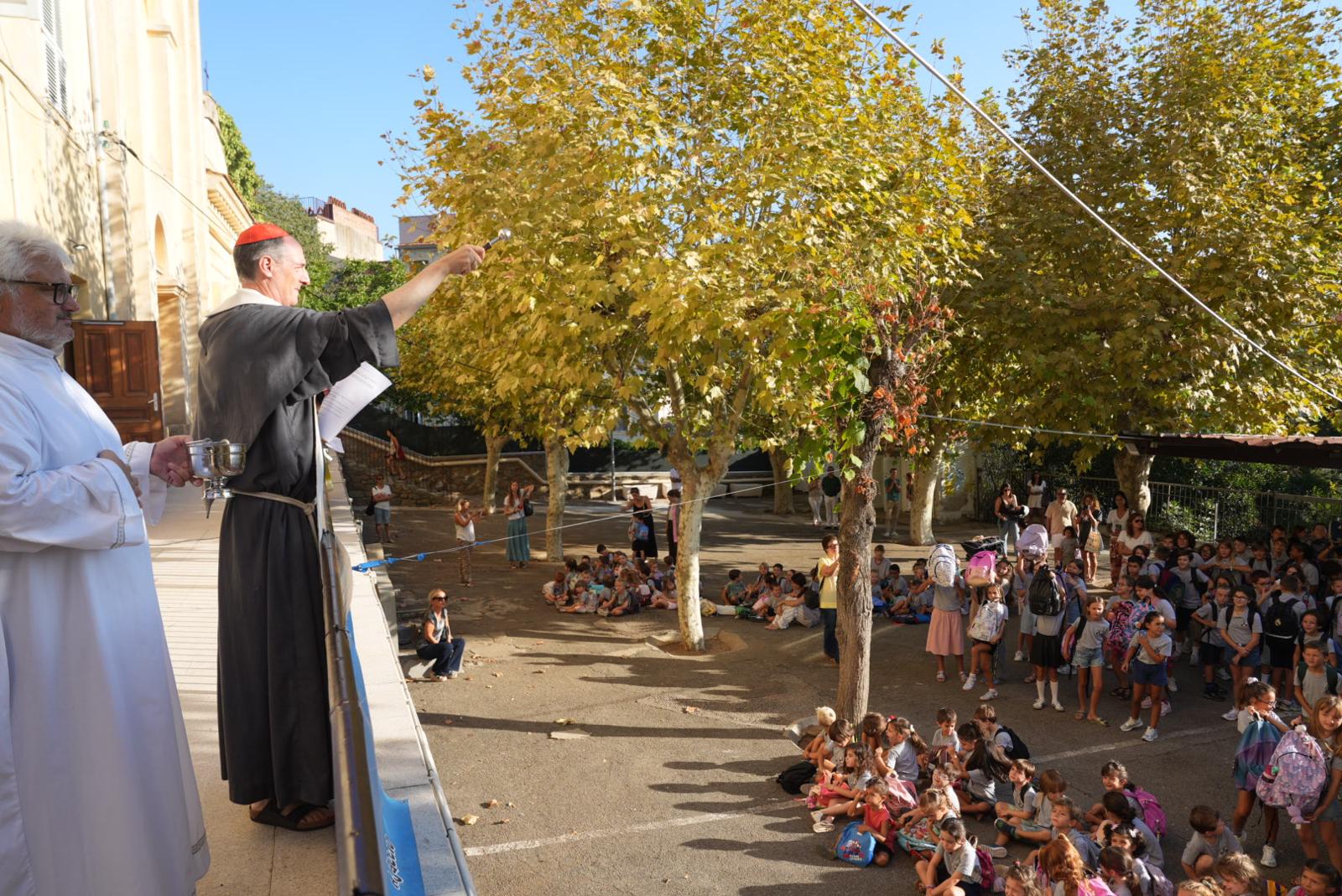 Le cardinal Bustillo est venu bénir les cartables et les tout nouveaux uniformes ce lundi matin (Photo : Paule Santoni)