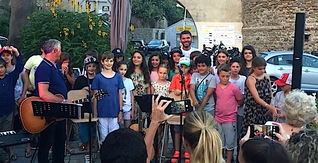 "Avvedeci nostru Maestru" : Le bel hommage du CM2 de l'école Loviconi de Calvi à son "instit" 