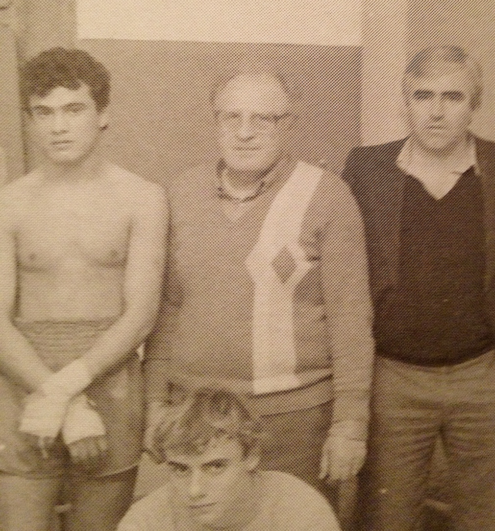 Jo Tarassenko debout au centre