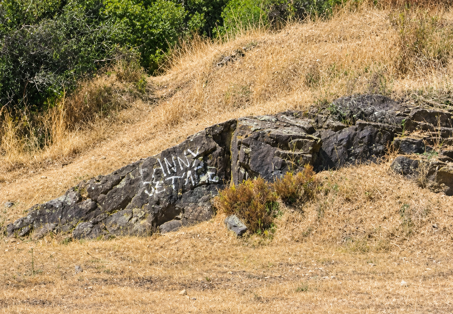 Sur la route de Saint-Florent, un rocher murmure encore « Fanny je t’aime »