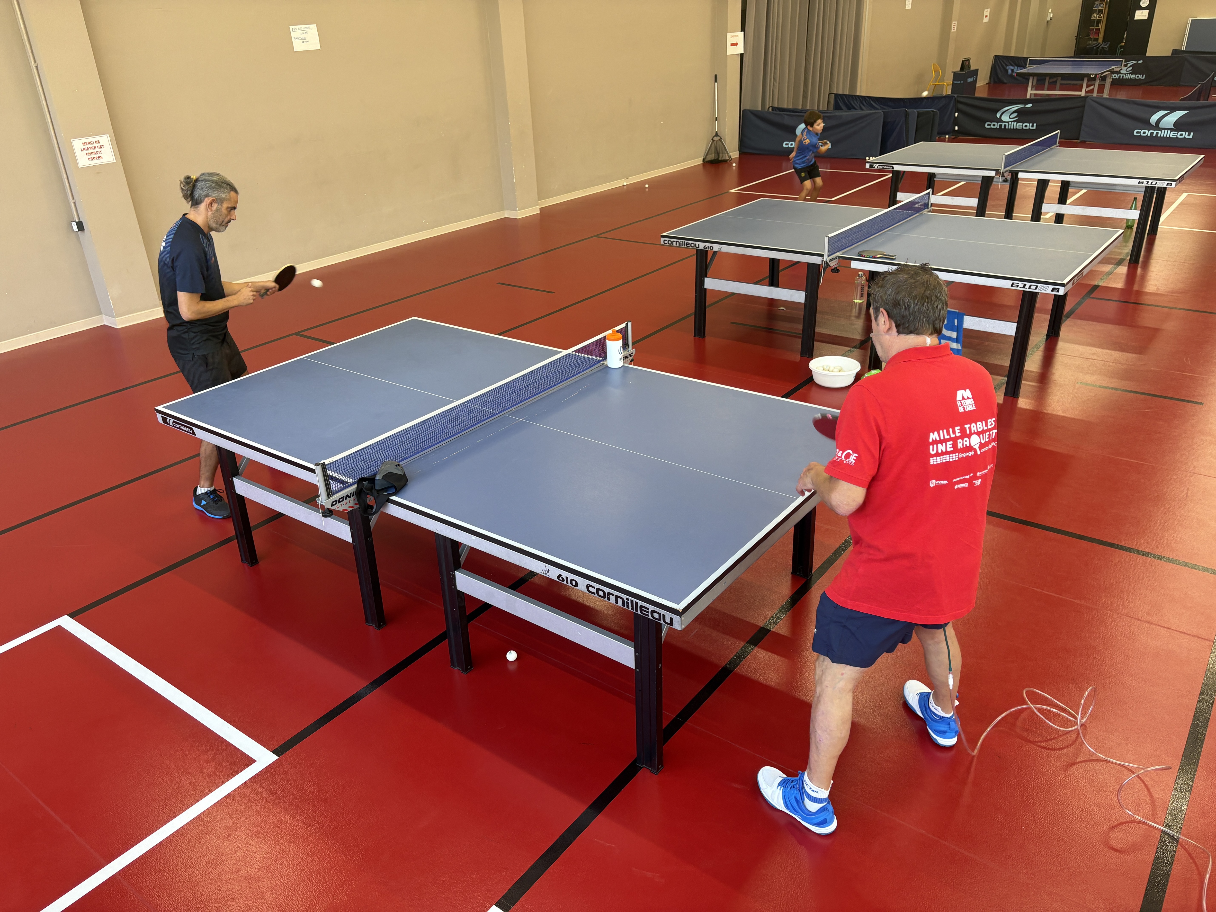 Echanges de balles dans les mêmes conditions de pratique, entre Philippe Poncet (à droite) et le champion du monde Julien Pietropaoli.