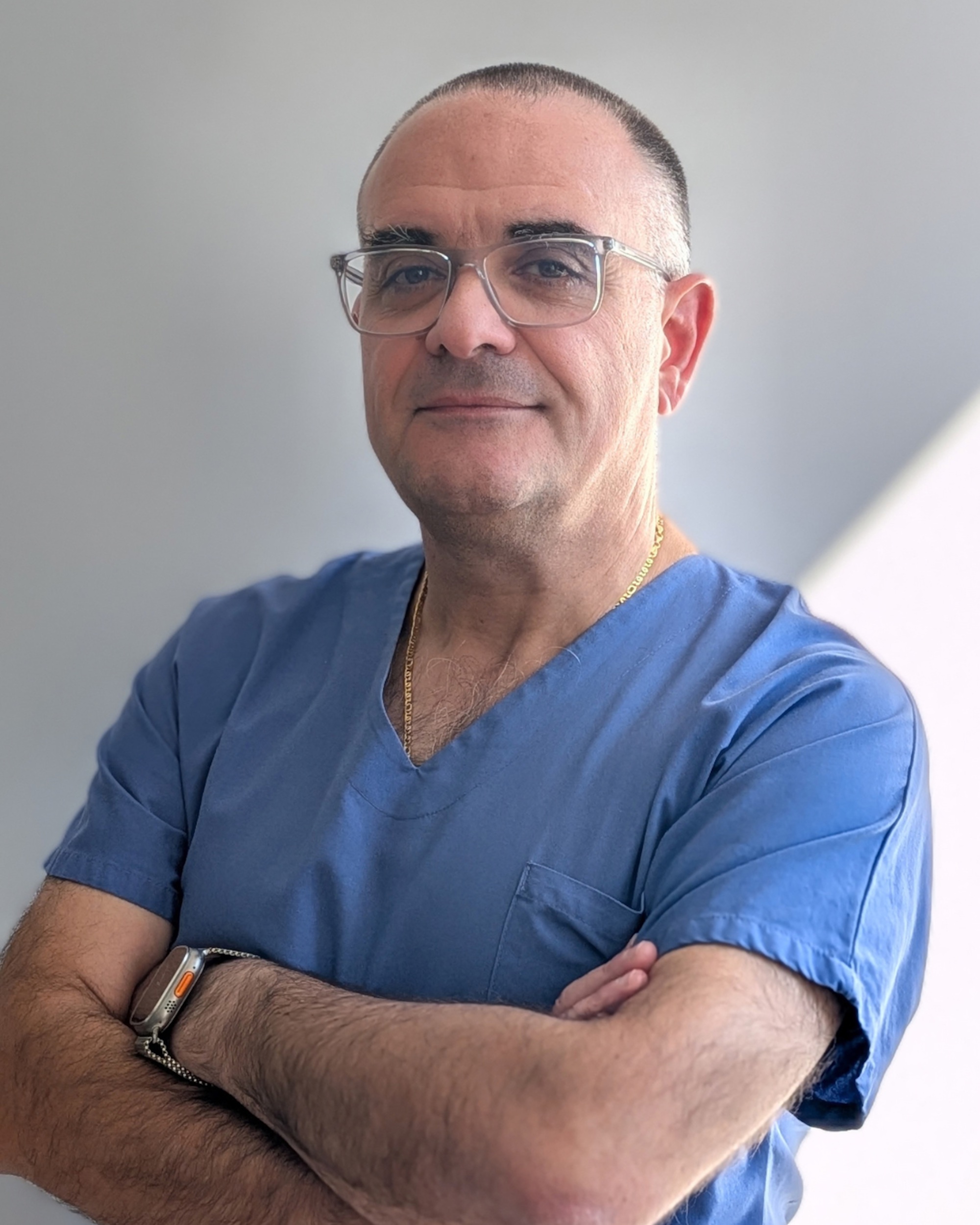 Le Dr Karim Moubarak a lancé une chaîne YouTube, Dans la tête d’un neurochirurgien, destinée au grand public (© Isula Praxis)