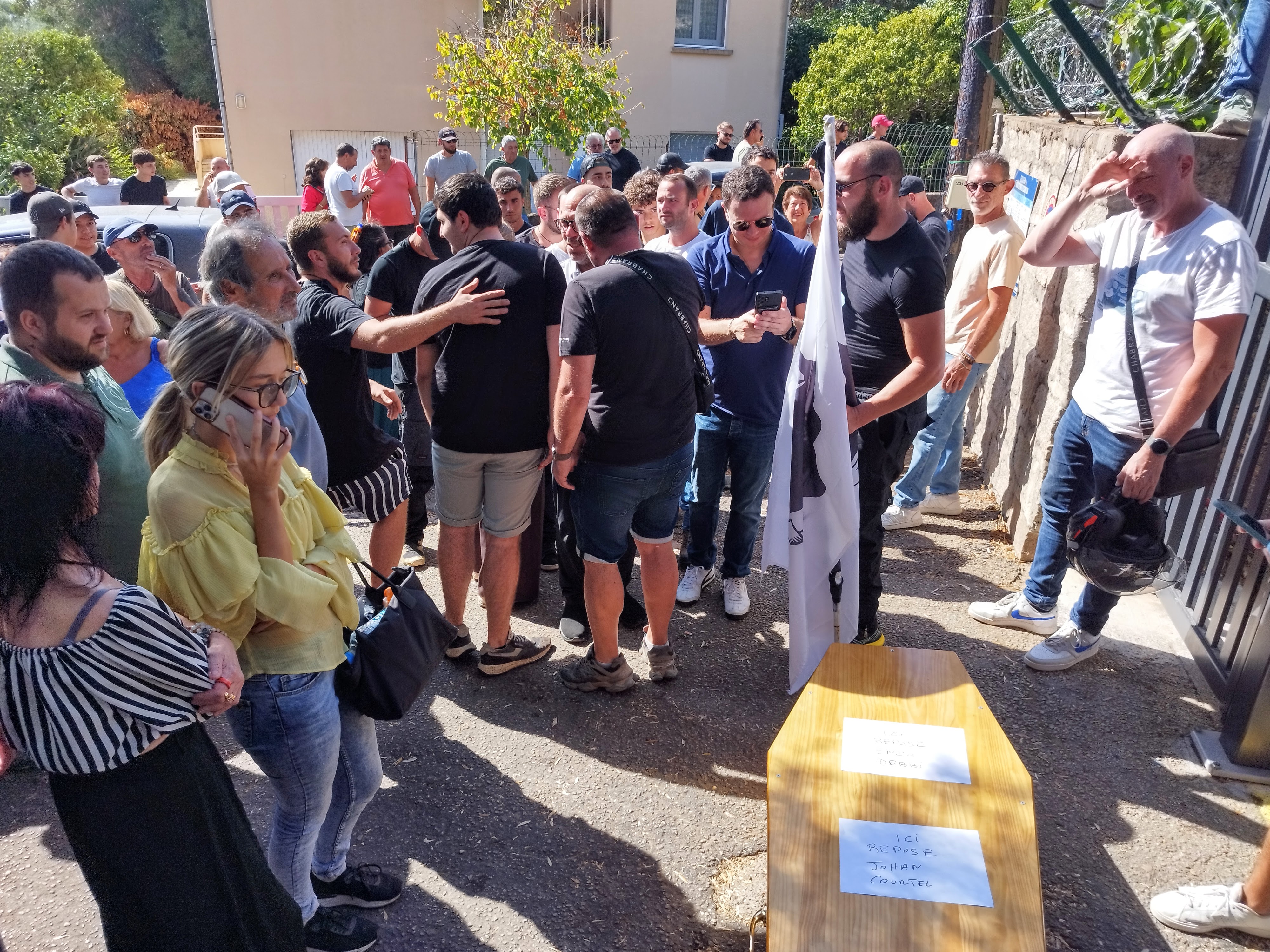 Près de deux cents personnes se sont rassemblées devant la gendarmerie ce jeudi après-midi pour exprimer leur colère et leur écoeurement face à la dégradation de la Vierge.