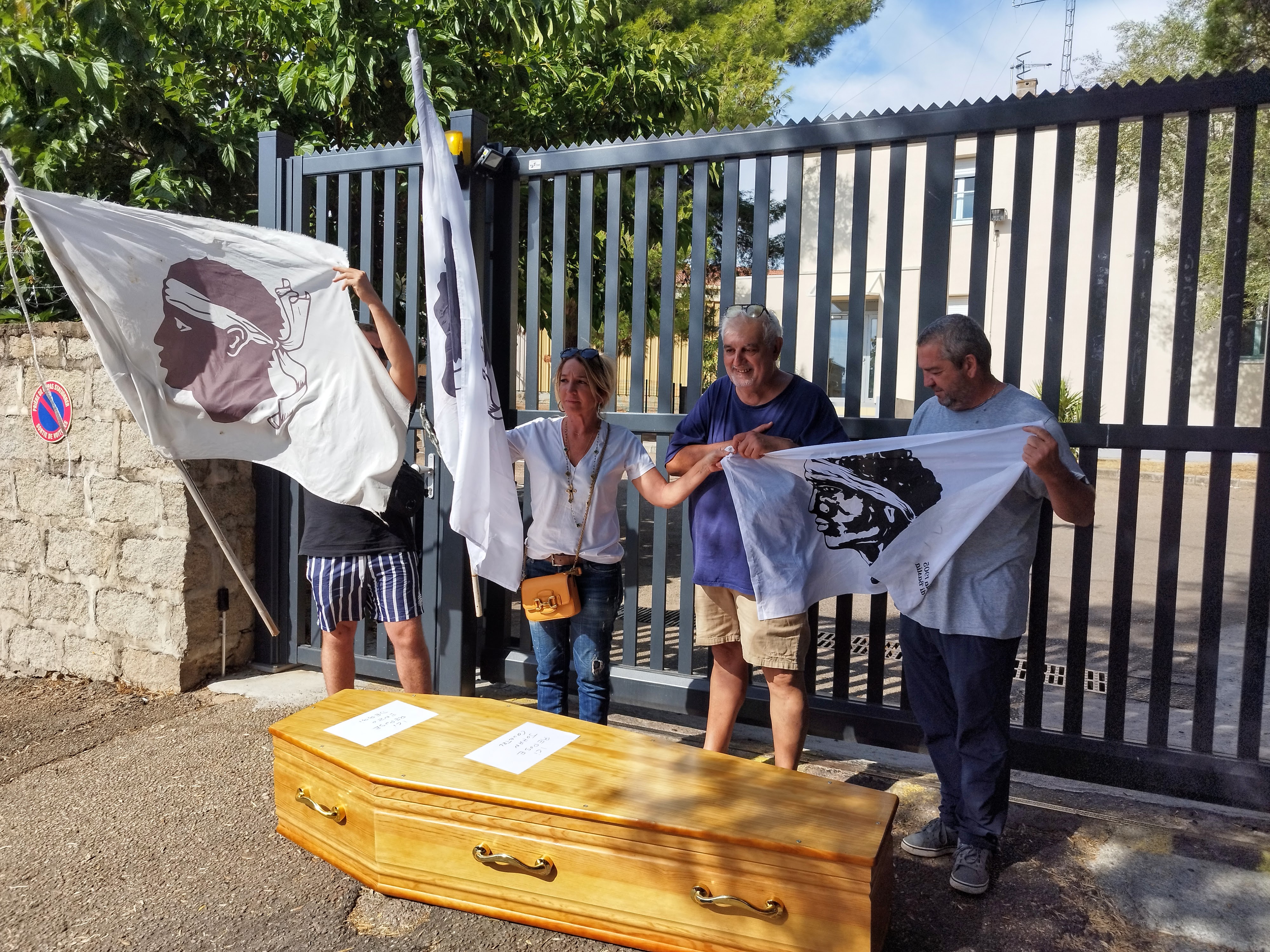La bandera et un cercueil : il y avait des messages à faire passer aux auteurs présumés du vandalisme de la Vierge Marie, lesquels se trouvaient au même moment en garde à vue quelques mètres plus loin.