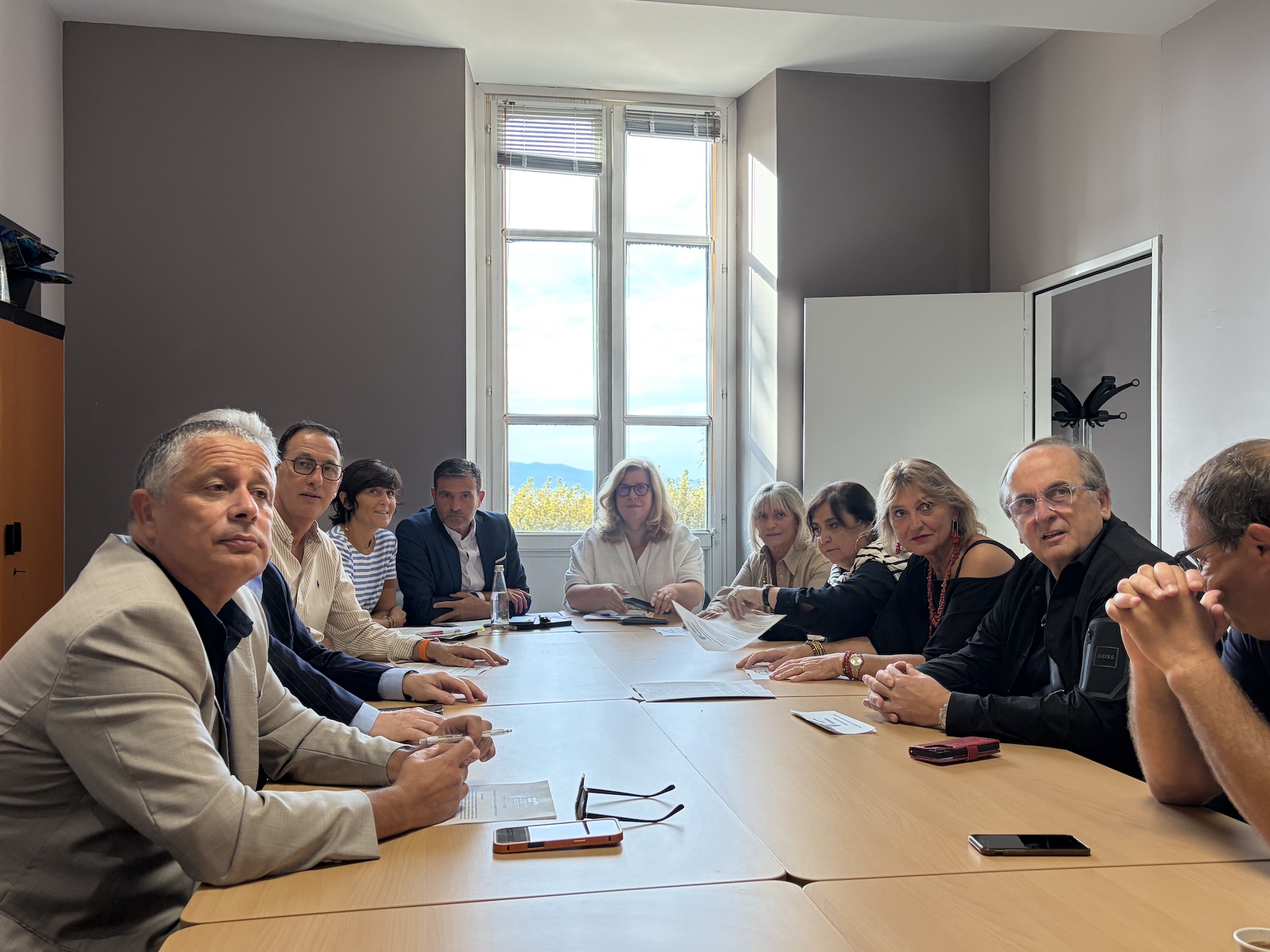Jean-Martin Mondoloni et ses colistiers, lors d’une conférence de presse organisée ce vendredi 2 octobre
