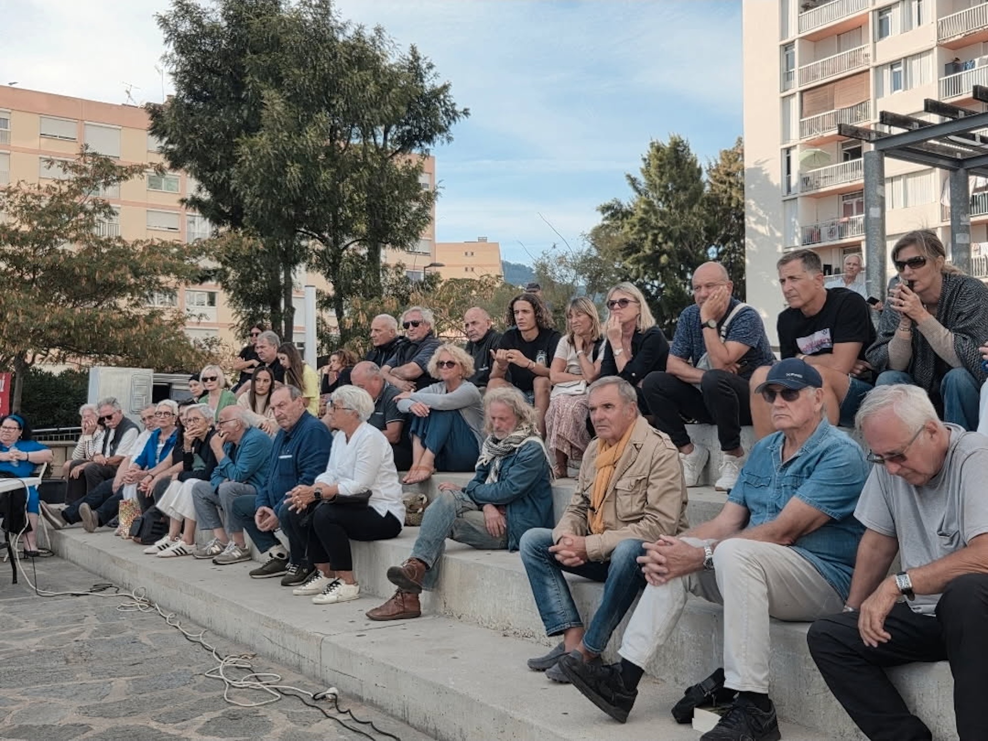 Le débat organisé l’an dernier sur l’autonomie, aux Salines, qui avait réuni entre 80 et 100 personnes (© Marc-Antoine Leroy)