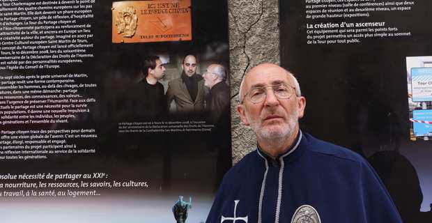 Christian Andreani, président d'u Centru culturale San Martinu Corsica devant le panneau du partage citoyen, Passage du pélerin, à Tours.