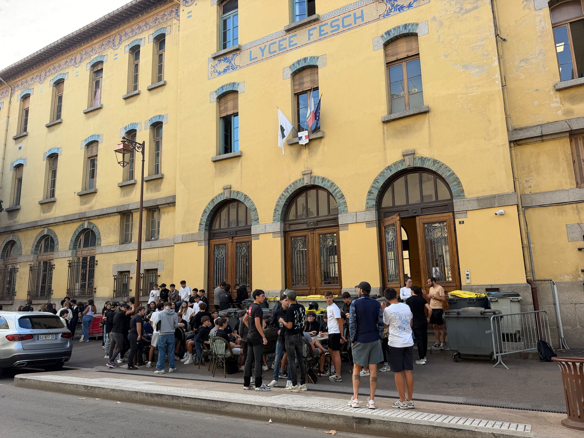 Au lycée Fesch, une cinquantaine de jeunes occupaient également l’entrée ce mardi matin (©Paule Santoni)