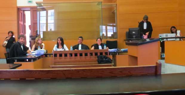 Les avocats de la défense.