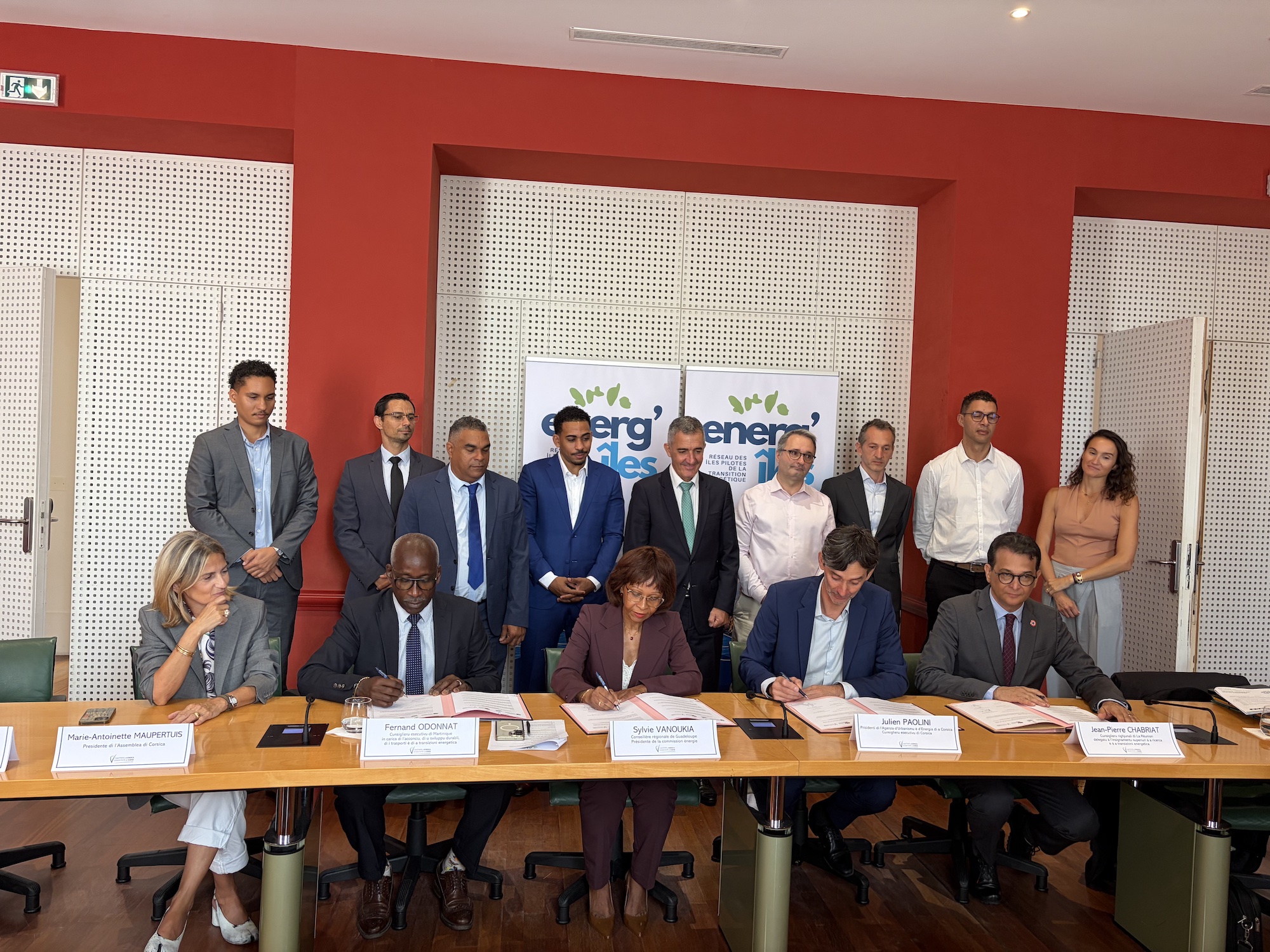 La Corse, la Guadeloupe, la Martinique et La Réunion ont signé ce jeudi 8 octobre, à la Collectivité de Corse, une convention de partenariat pour renforcer leur coopération dans le domaine de l’énergie