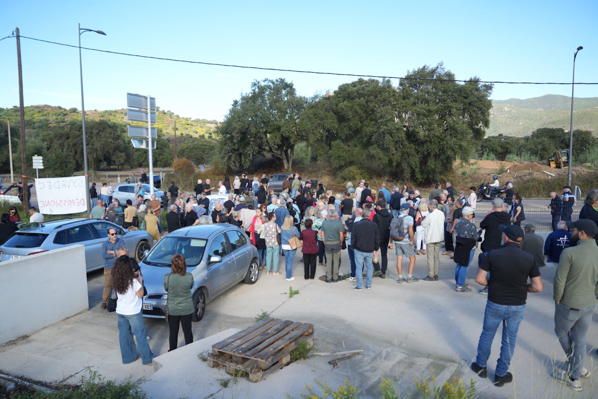 Plus de 100 personnes se sont réunies à l’embranchement de Sarrola-Carcopino, pour dénoncer le projet de centre de tri porté par la CAPA et le Syvadec (©Paule Santoni)