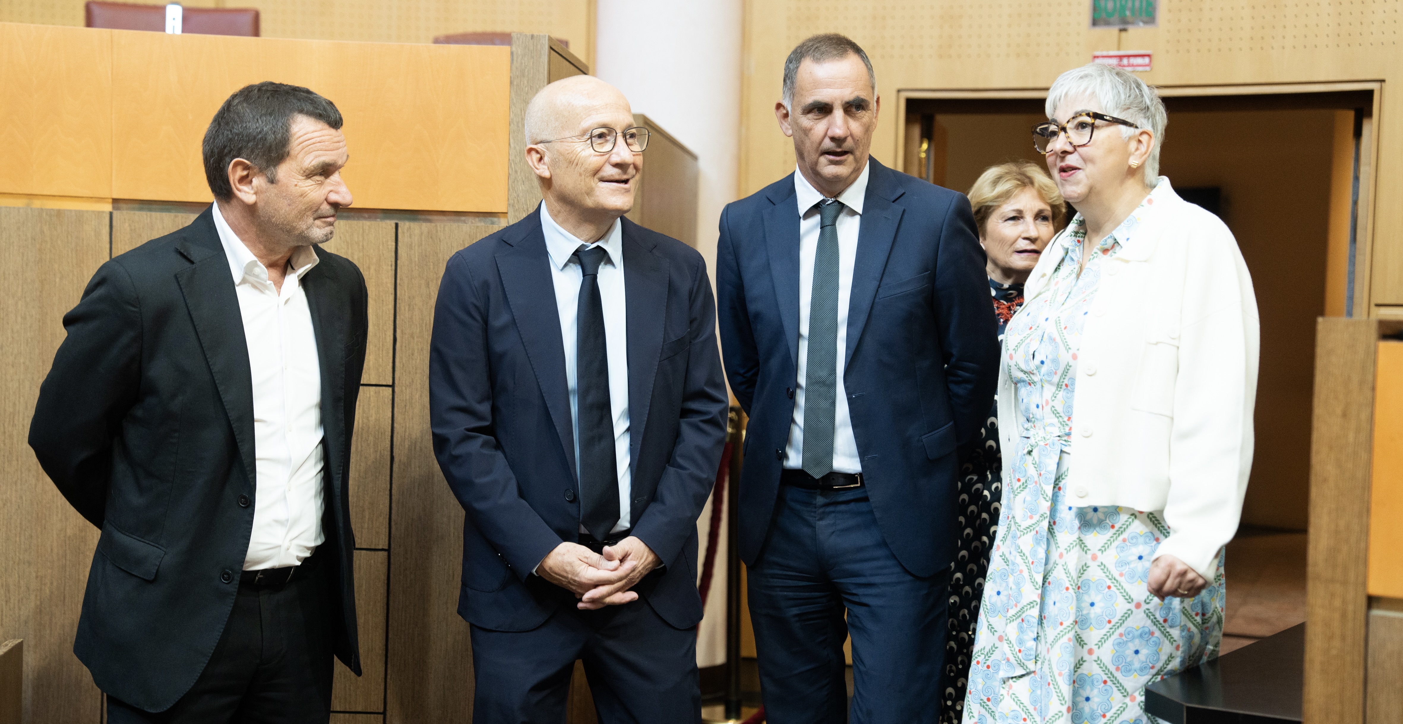 Muriel Jourda, présidente de la Commission des lois du Sénat dans l'hémicycle de l'Assemblée de Corse aux côtés de Gilles Simeoni, du conseiller exécutif en charge du processus d'autonomie et maire de Bastia, de Gilles Giovannangeli, président du Conseil exécutif de Corse, de Hyacinthe Vanni et Nadine Nivaggioni, vice-présidents de l'Assemblée de Corse. Photo Paule Santoni.