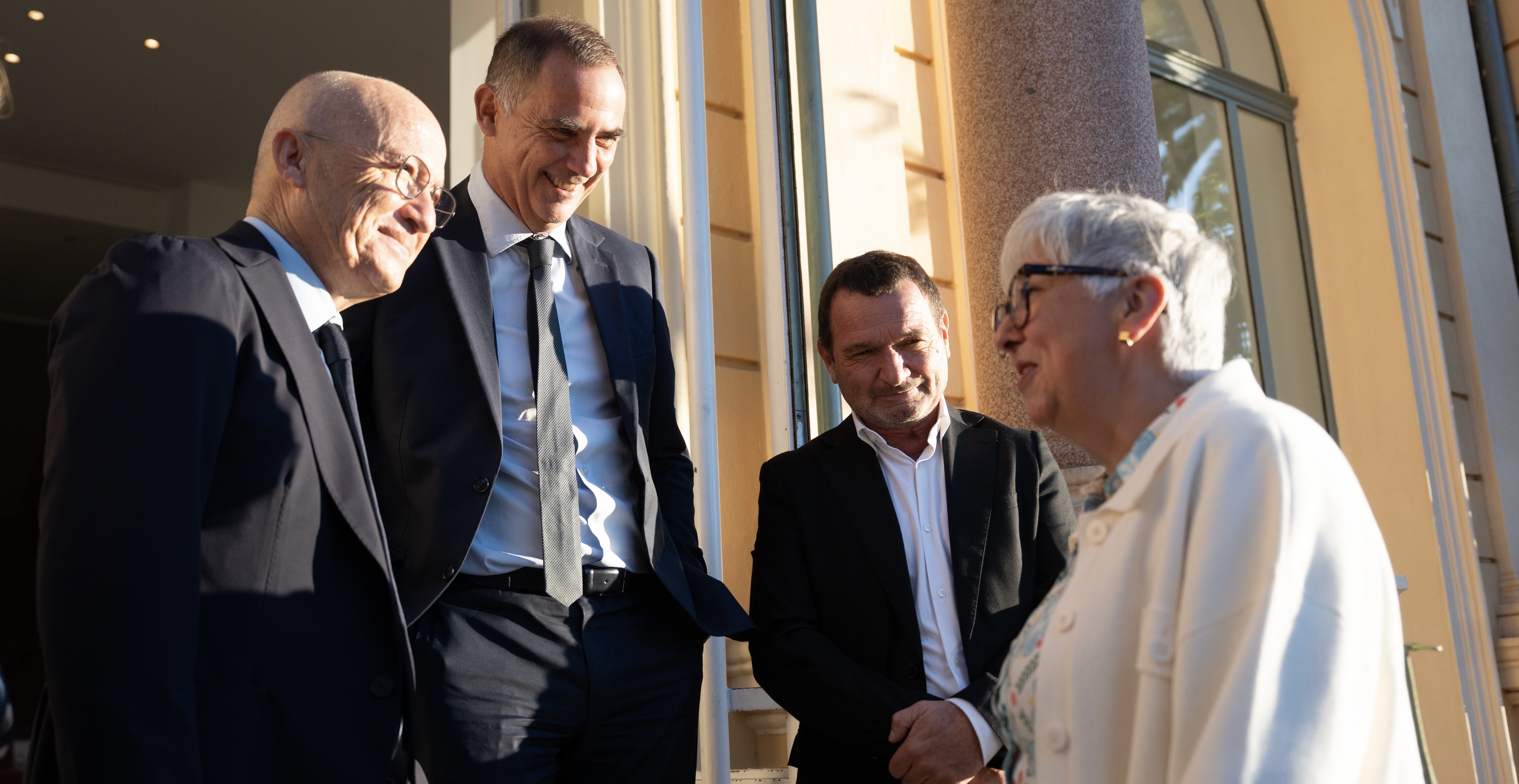 Muriel Jourda accueillie sur le perron de la Collectivité de Corse à Ajaccio. Photo Paule Santoni.