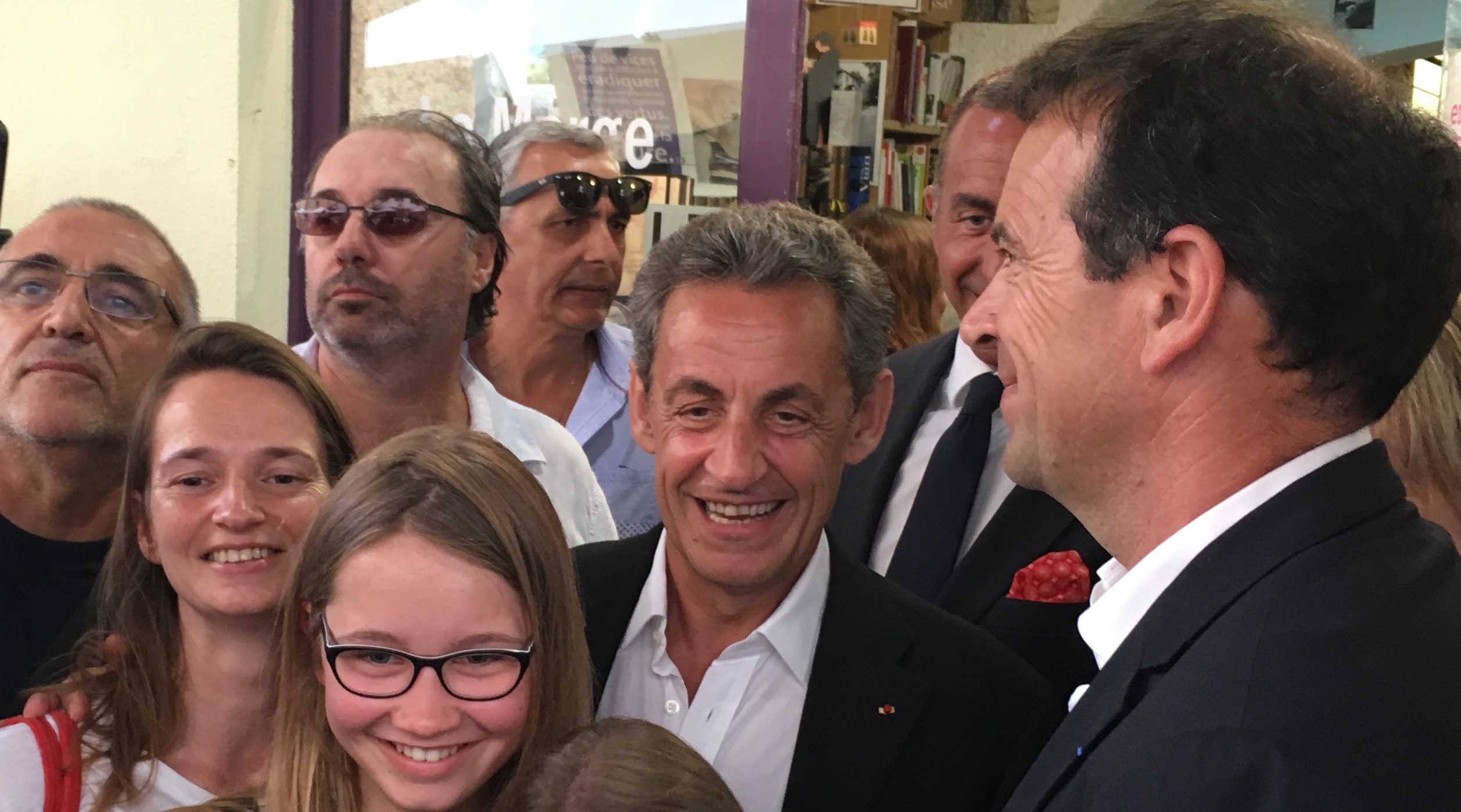 Nicolas Sarkozy : Séance de dédicace sur un air de campagne à Ajaccio